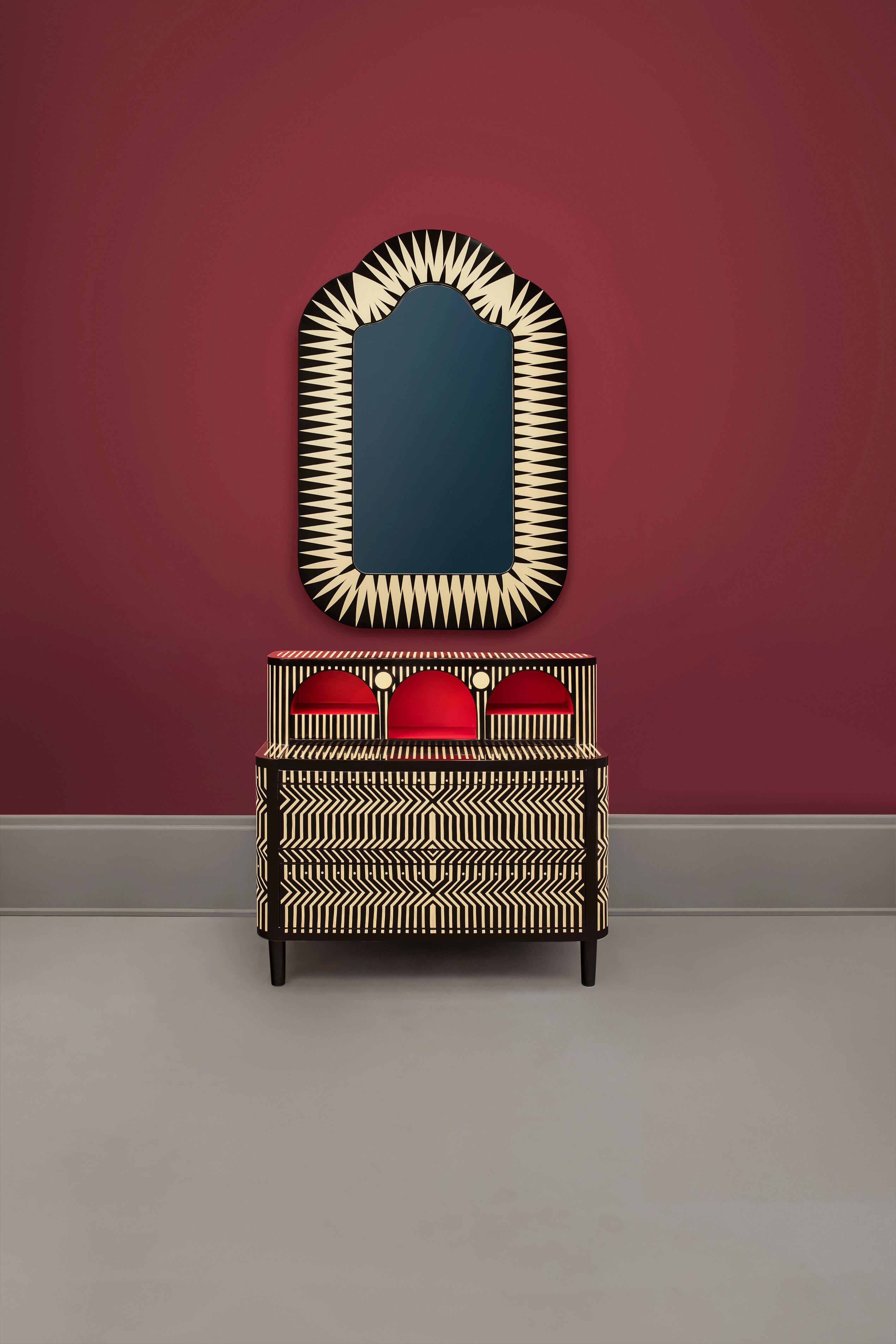 Der Big Parade Tall Floor Mirror von Matteo Cibic ist ein großer Spiegel in lustiger Form. Er steht in jedem Innenraum hoch.

Indiens Kunsthandwerk ist so vielfältig wie seine Kulturen und so reich wie seine Geschichte. Die Kunst der Knochen- und
