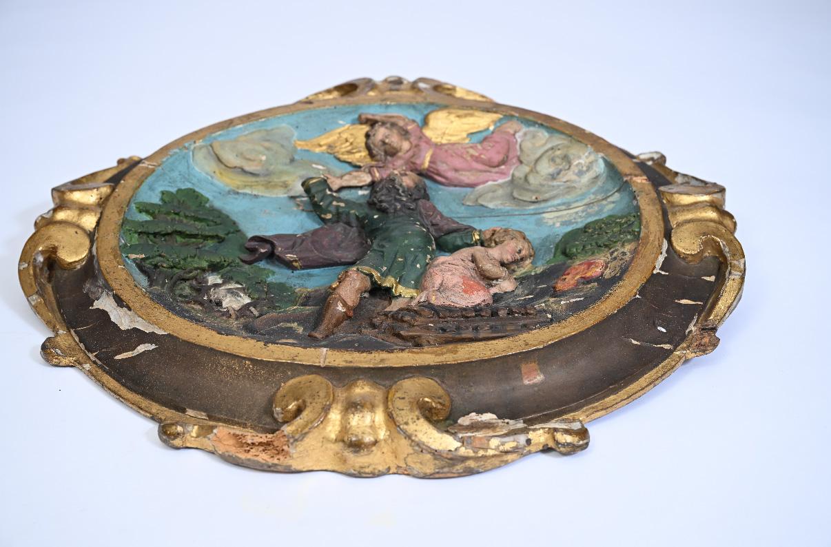 Exemple magistral de récit religieux rendu sous forme sculpturale, cette sculpture en relief polychrome italienne du XVIIe siècle représente la puissante scène biblique de La ligature d'Isaac (Akedat Yitzhak) avec une intensité émotionnelle et un