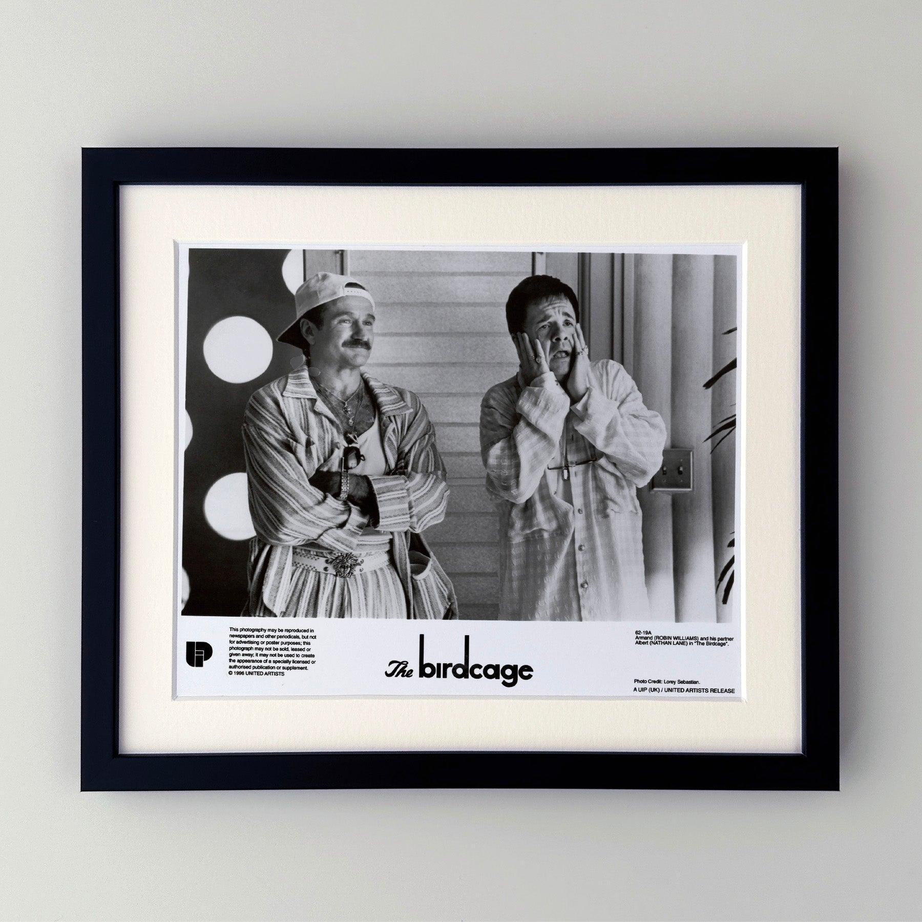 Photo publicitaire originale de 8x10 inches pour The Birdcage (1996) avec Robin Williams et Nathan Lane et réalisé par Mike Nichols.

Les photos de publicité (film/production) ont été créées pour aider les studios à promouvoir leurs nouveaux films.