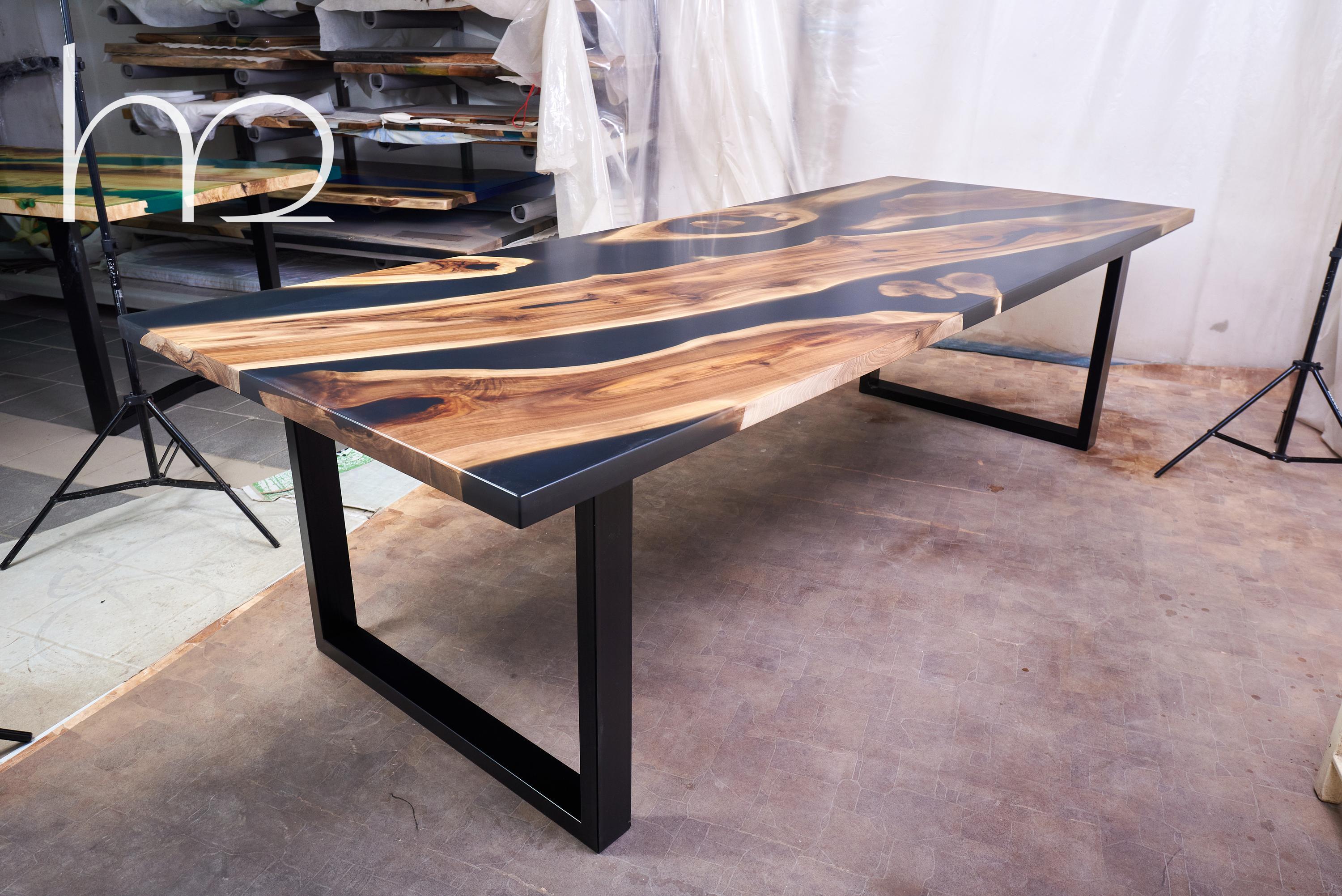 Der Tisch ist aus feinem MATERIAL gefertigt. Es handelt sich um alte Platten und Walnusswurzeln. Mit seiner einzigartigen Textur, Maserungsfarbe und seinem Charakter. Verewigt für Generationen. Ideal für Meetings und Familienessen. Er hat eine