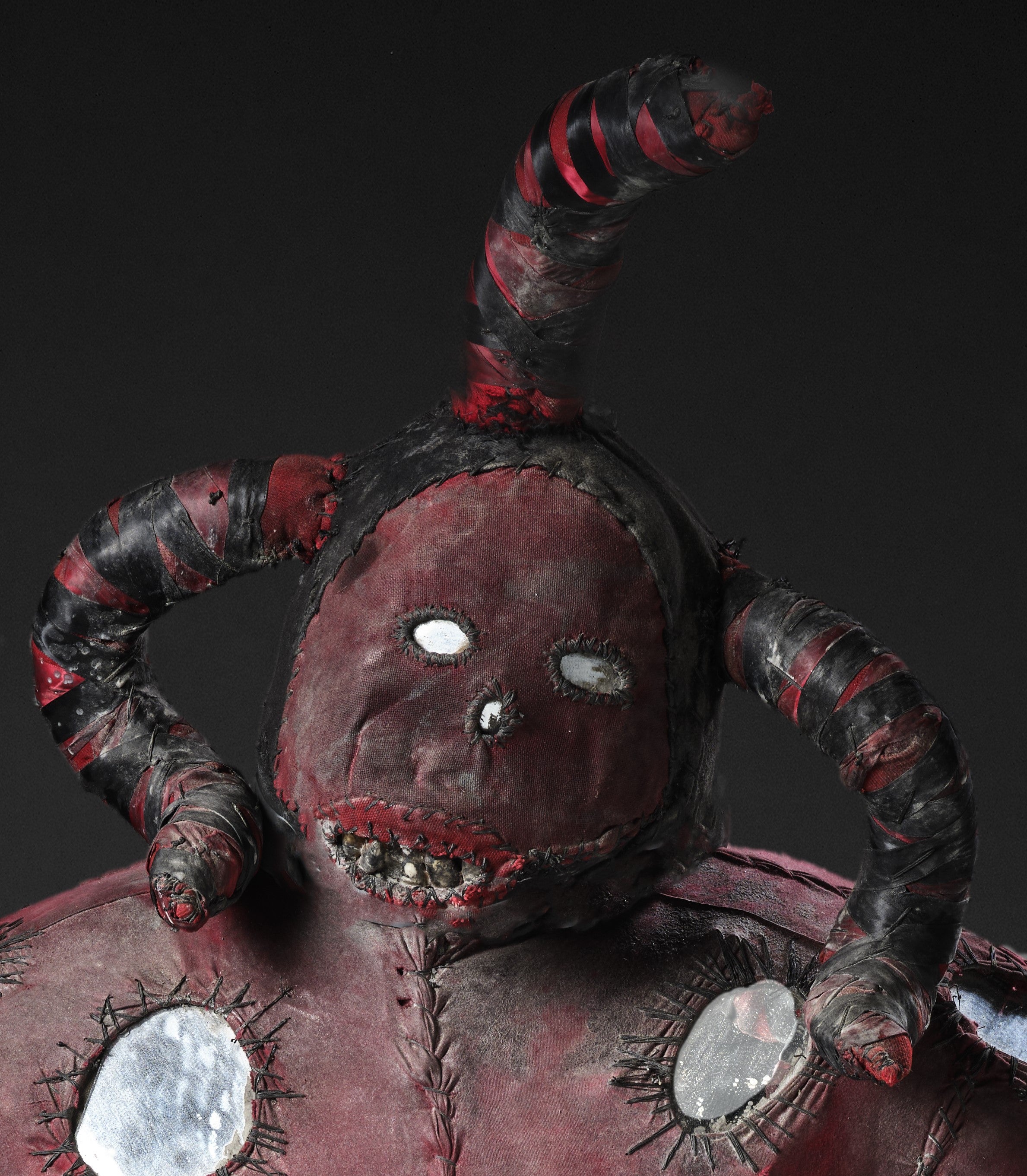 Il guerriero Voodoo a grandezza naturale di Bizango
Bizango è il nome dato a una società segreta di Haiti e ai suoi membri. Molte delle loro pratiche sono strettamente associate al Voodoo haitiano. Negli ultimi anni, il termine è stato utilizzato