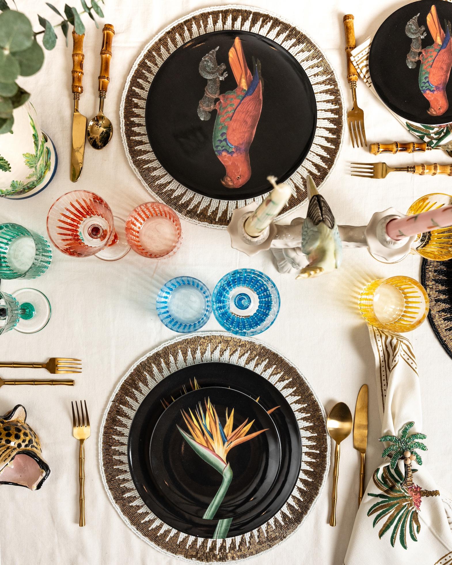 Ajoutez une touche saisissante de sophistication exotique à votre table avec le set d'assiettes en porcelaine Black Collection. Cet ensemble captivant comprend quatre assiettes en porcelaine magnifiquement conçues, chacune présentant de superbes
