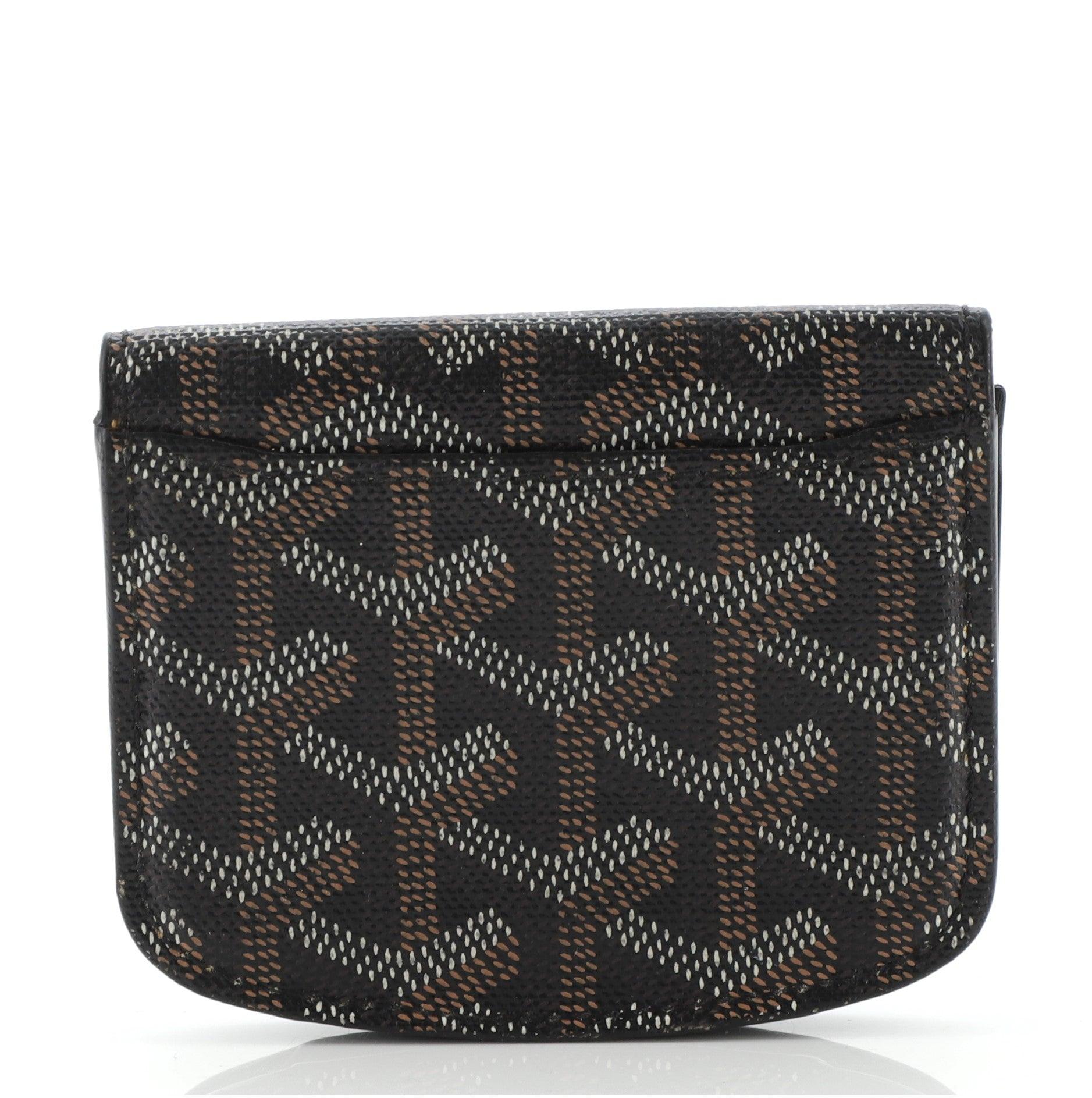 Die schwarze Goyard Goyardine Flap Coin Purse ist mit Canvas gepolstert und verfügt über einen gesteppten Canvas-Körper, ein flaches Außenfach und einen Magnetverschluss.
 

63583MSC

Höhe 3,25