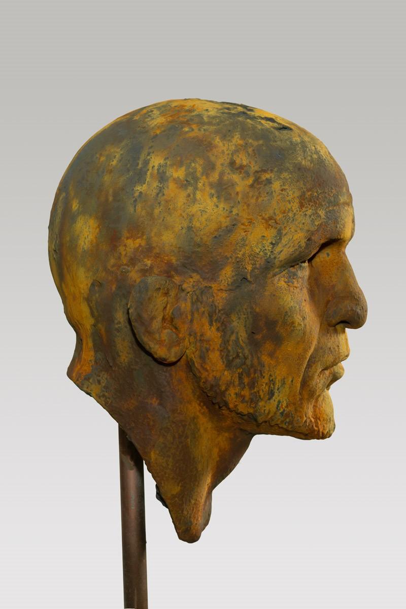Grec classique La route noire : Buste masculin classique en fer, sculpture en résine avec patine de fer rouillé en vente