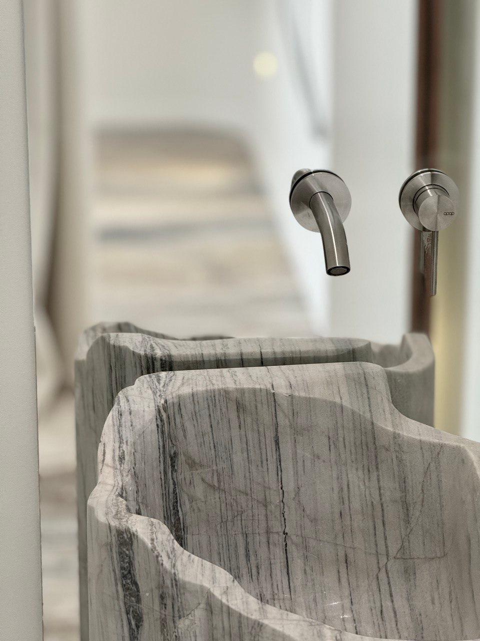 The Blanco Vanity In Persian White Toof Marble By L’atelier Arman Safavi In New Condition For Sale In New York, NY, NY