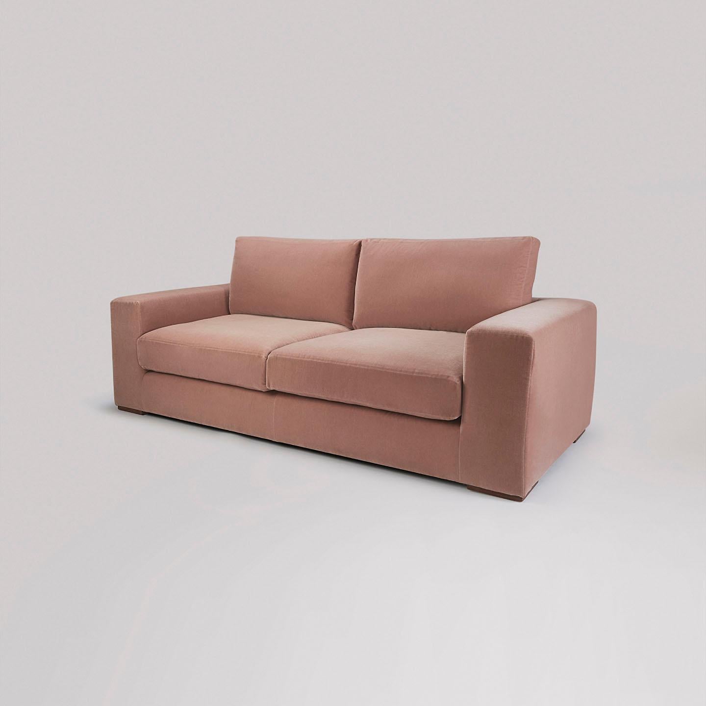 Il Block Sofa, amato punto fermo di Sister by Studio Ashby, unisce perfettamente stile e durata, diventando la scelta ideale per qualsiasi casa moderna. Progettato con proporzioni generose e un telaio robusto, offre un mix perfetto di comfort e