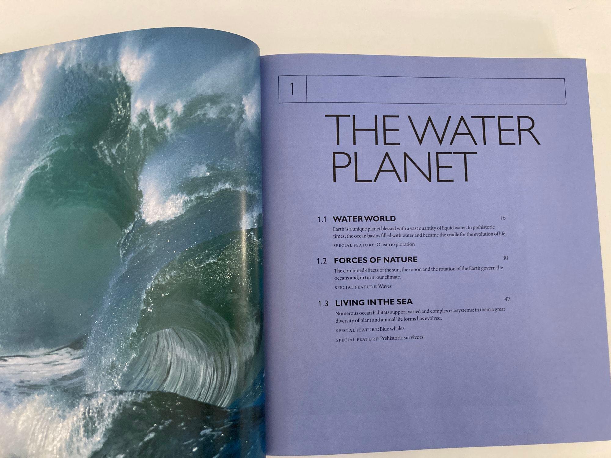 La Planète bleue : une histoire naturelle des océans Livre à couverture rigide Excellent état - En vente à North Hollywood, CA