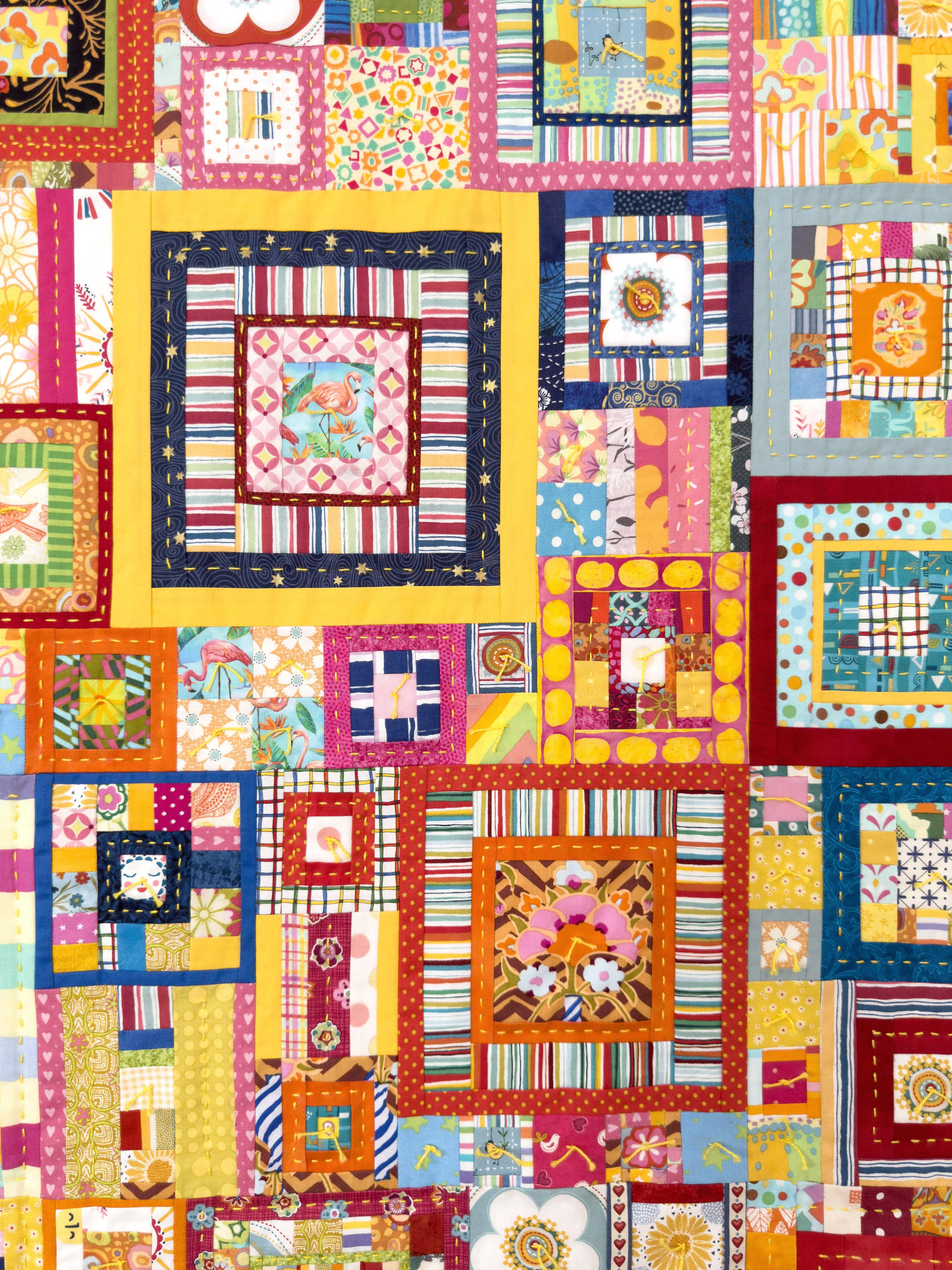 Rebosante de color y vida, el edredón Cuadrados azules de Tra-La-La Quilts es una alegre celebración del arte artesanal. Con unas medidas de 125 cm x 99 cm, esta vibrante colcha es una impresionante pieza decorativa. Inspirado en el patrón Jewel