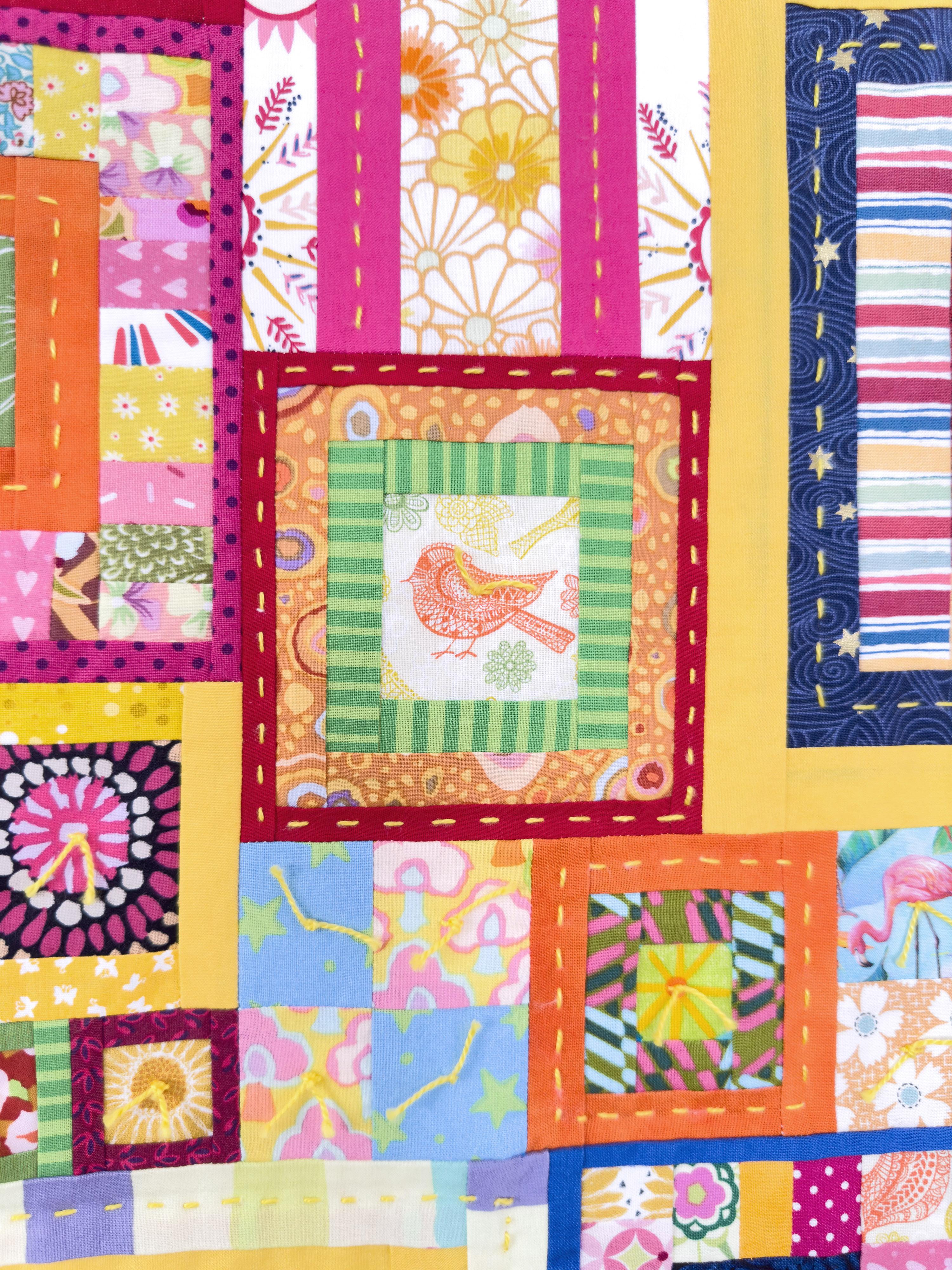 Colcha de cuadrados azules, vibrante patchwork hecho a mano por Tra-La-La Quilts Alemán en venta