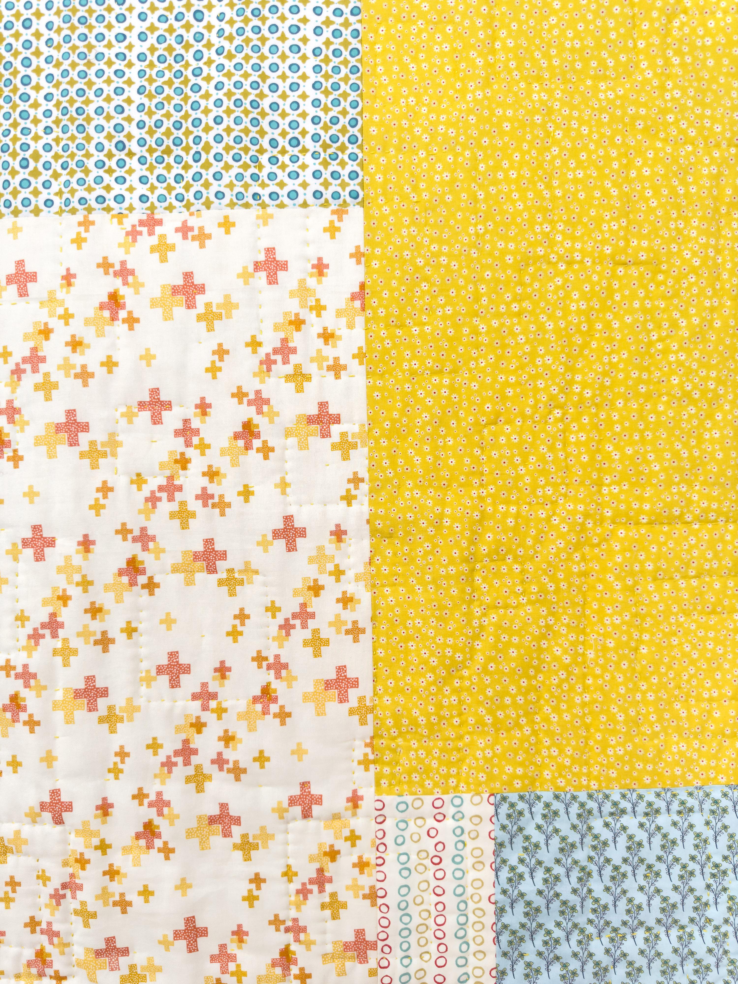 Colcha de cuadrados azules, vibrante patchwork hecho a mano por Tra-La-La Quilts Algodón en venta