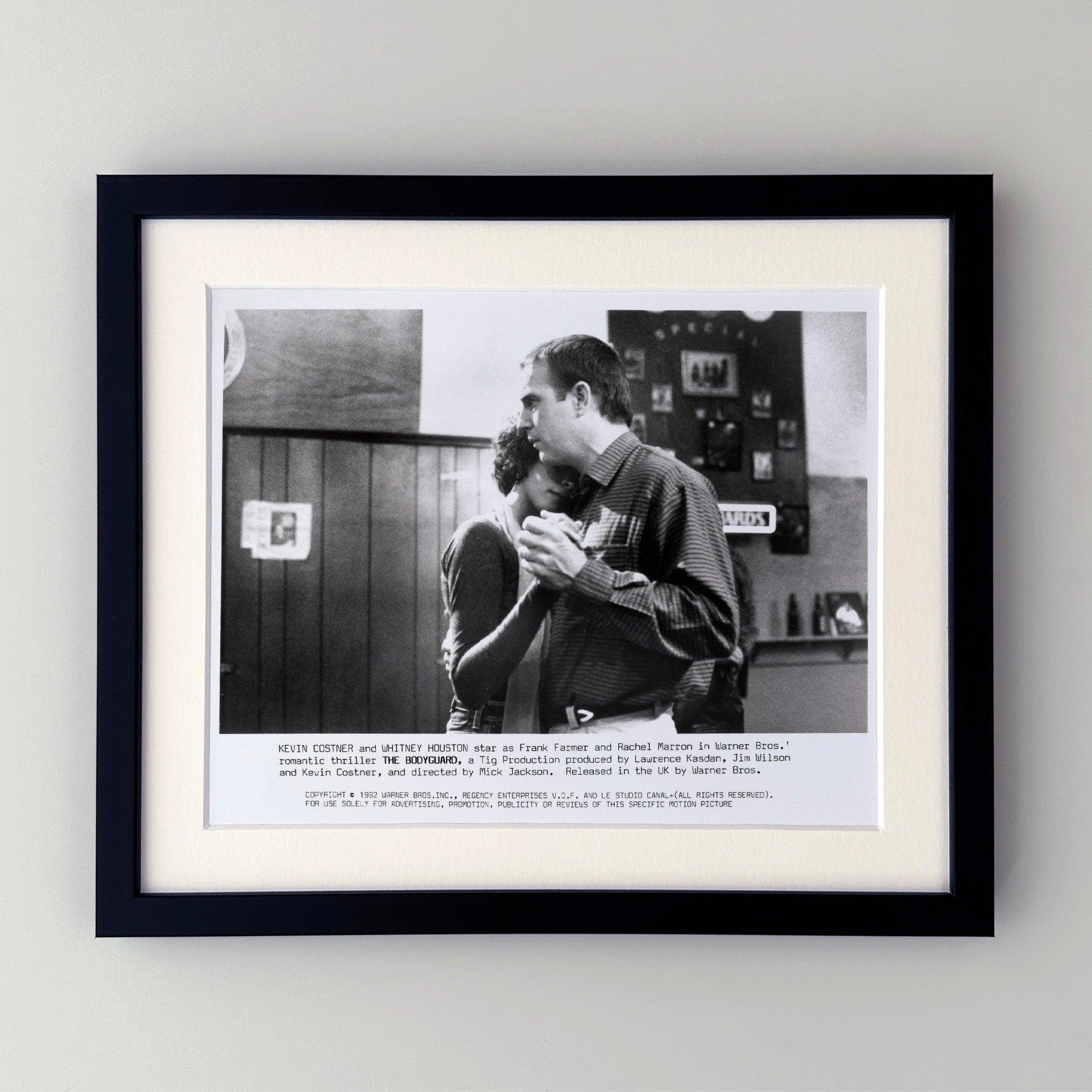 Photo publicitaire originale de 8x10 inches pour The Bodyguard (1992) avec Kevin Costner et Whitney Houston.

Les photos de publicité (film/production) ont été créées pour aider les studios à promouvoir leurs nouveaux films. Les photos ont été