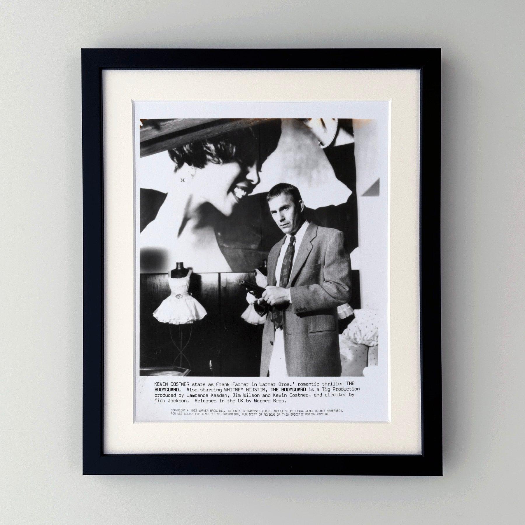 Photo publicitaire originale de 8x10 inches pour The Bodyguard (1992) avec Kevin Costner et Whitney Houston.

Les photos de publicité (film/production) ont été créées pour aider les studios à promouvoir leurs nouveaux films. Les photos ont été