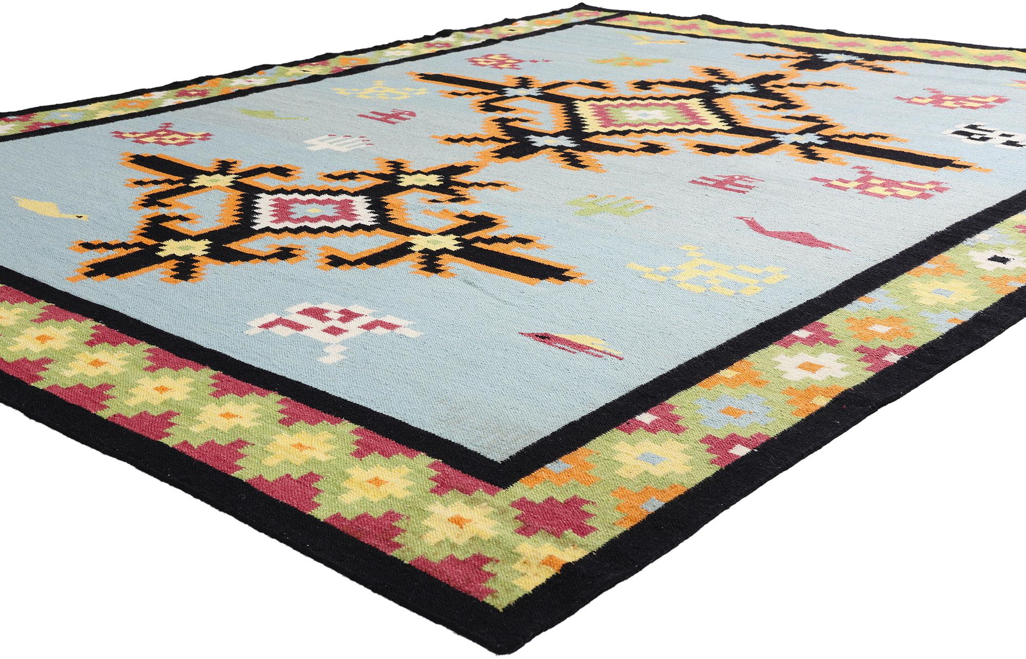 31350 Nuovo Rug & Kilim indiano moderno blu chiaro, 08'00 x 10'03. Sotto una tela di lana tessuta a mano, questo moderno tappeto kilim indiano irradia un'eleganza rarefatta che parla sia di eredità che di arte contemporanea. Il design è audace ma