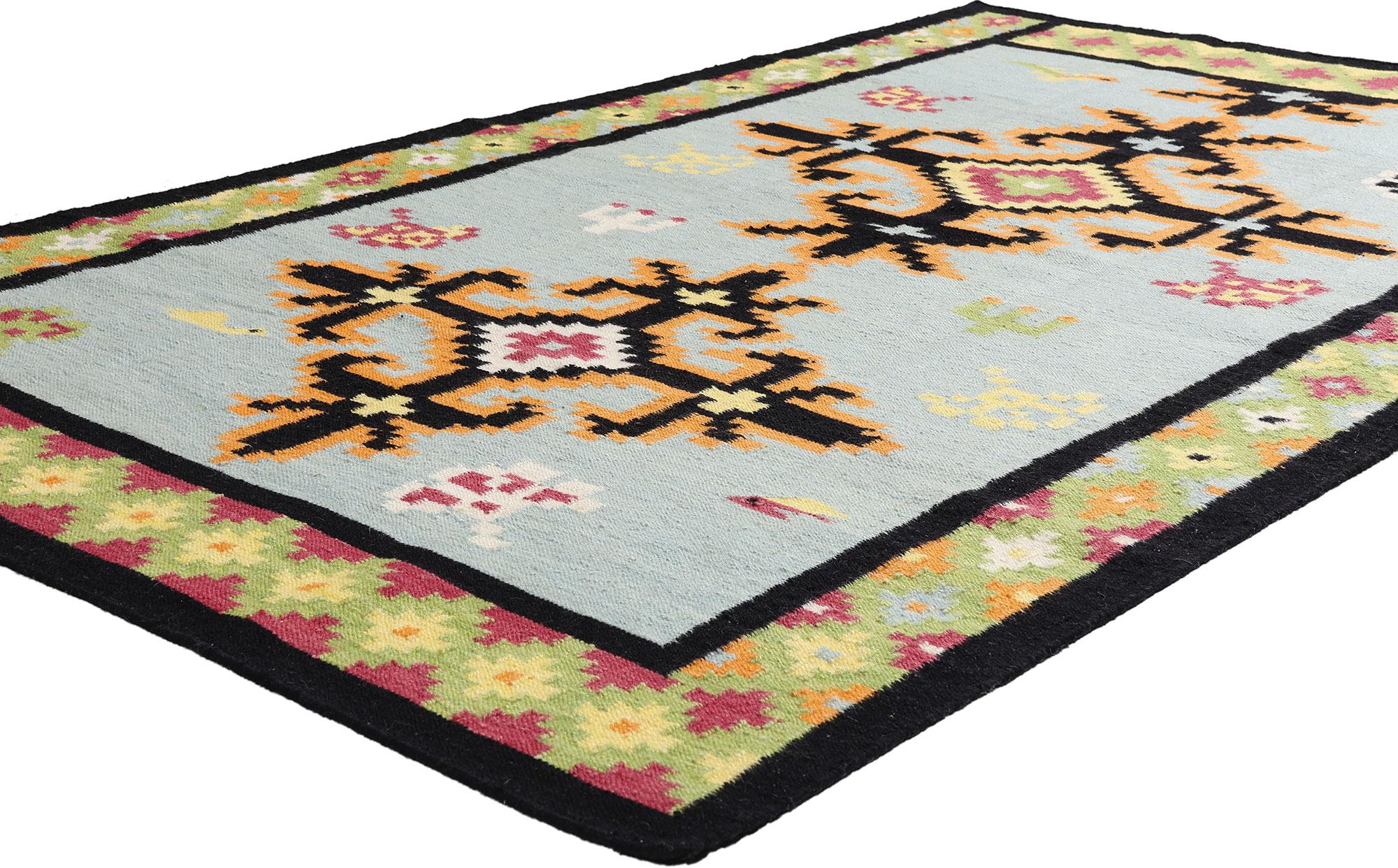 31352 New Light Blue Modern Indian Kilim Rug, 04'10 x 08'02. Tissé à partir de laine fine filée à la main, ce tapis kilim indien moderne apparaît comme une étude de raffinement - un pont artistique entre les traditions de tissage ancestrales et le