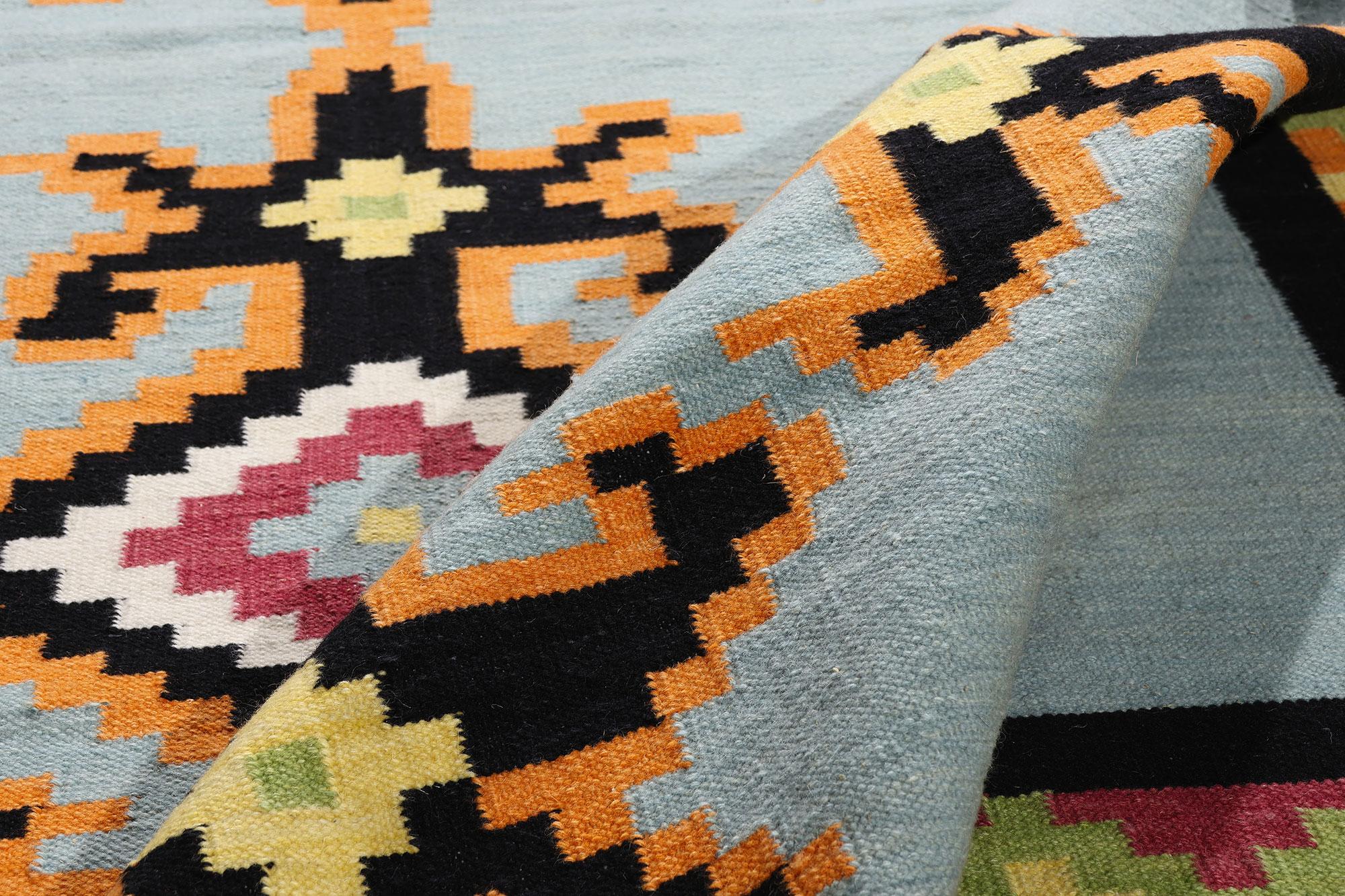 Indiano La bussola boema: Un moderno kilim tribale dalla geometria eterea in vendita