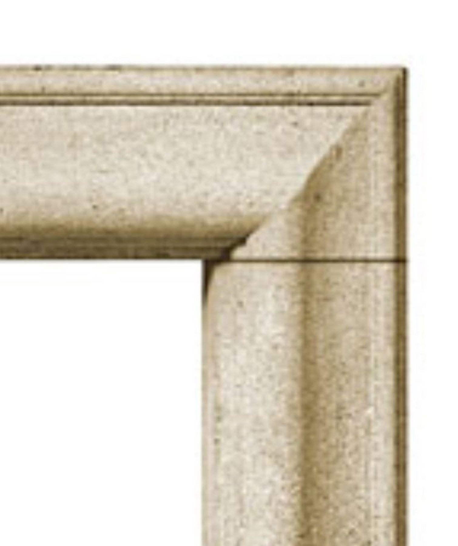 La cheminée en pierre Bolection A partage un profil classique de style Bolection avec notre design Bolection B, mais sans l'étagère supérieure et les plinthes.  Le profil de la moulure se courbe vers l'extérieur puis vers l'intérieur, dans le style