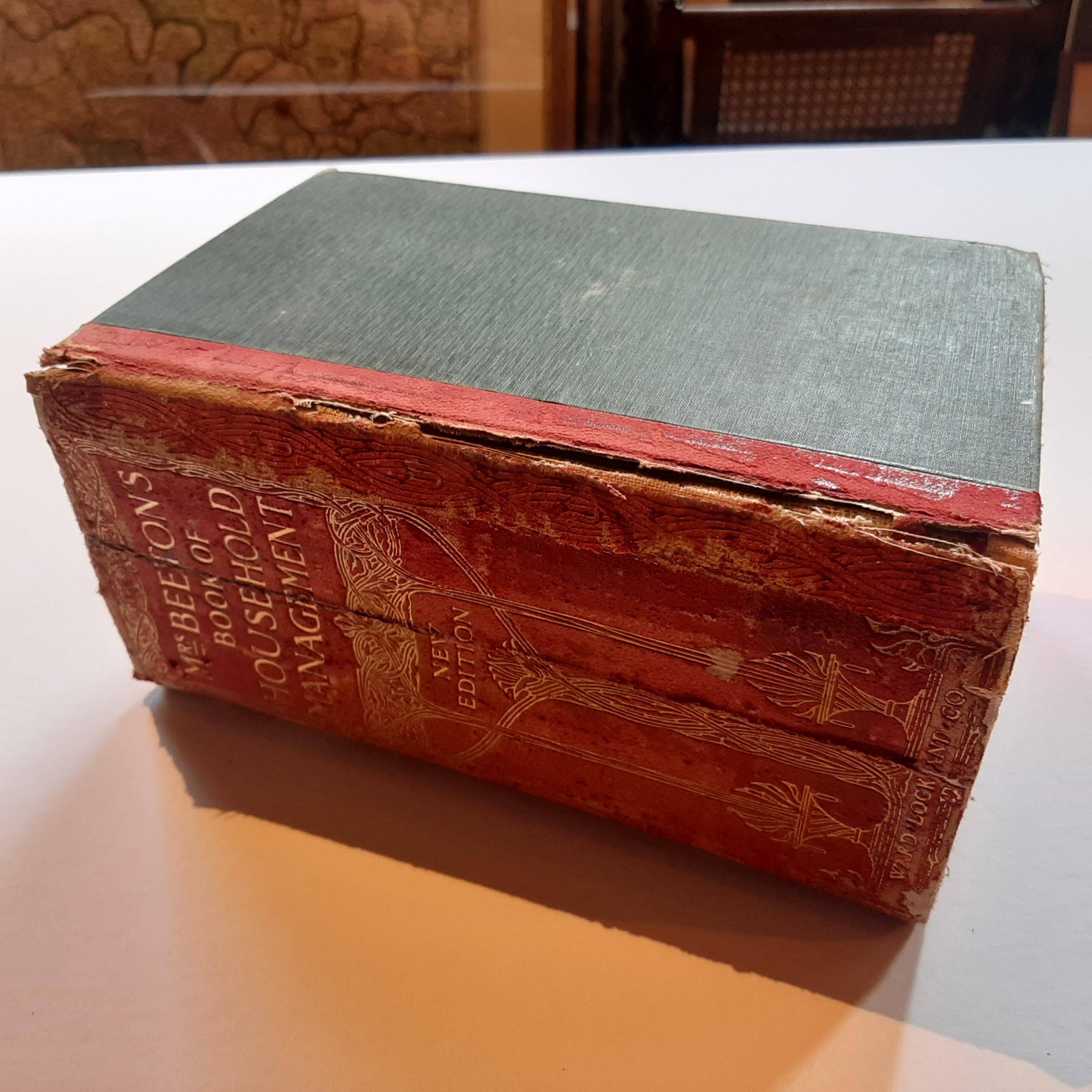 The Book of Household Management '1909 Edition' by Beeton In Fair Condition For Sale In Langweer, NL