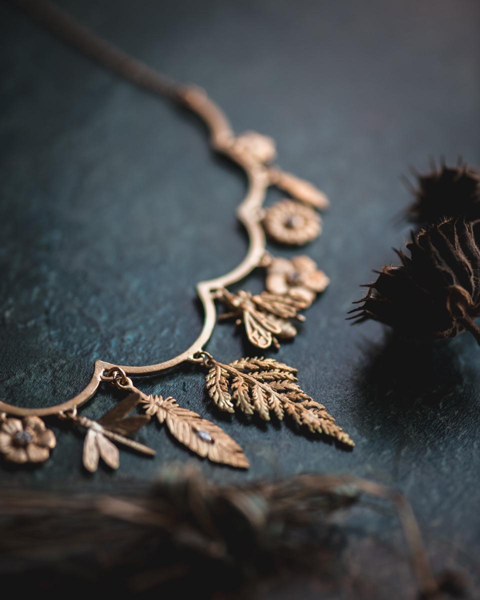 Ogni capolavoro di questa straordinaria collezione di diamanti in oro 18 carati celebra le meraviglie più delicate della natura, trasformate dall'arte del gioielliere in ricordi eterni. Ogni collana presenta un bordo dorato graziosamente smerlato,