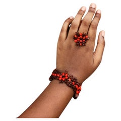 Il set di bracciali e anelli Botanique Scarlet Bloom