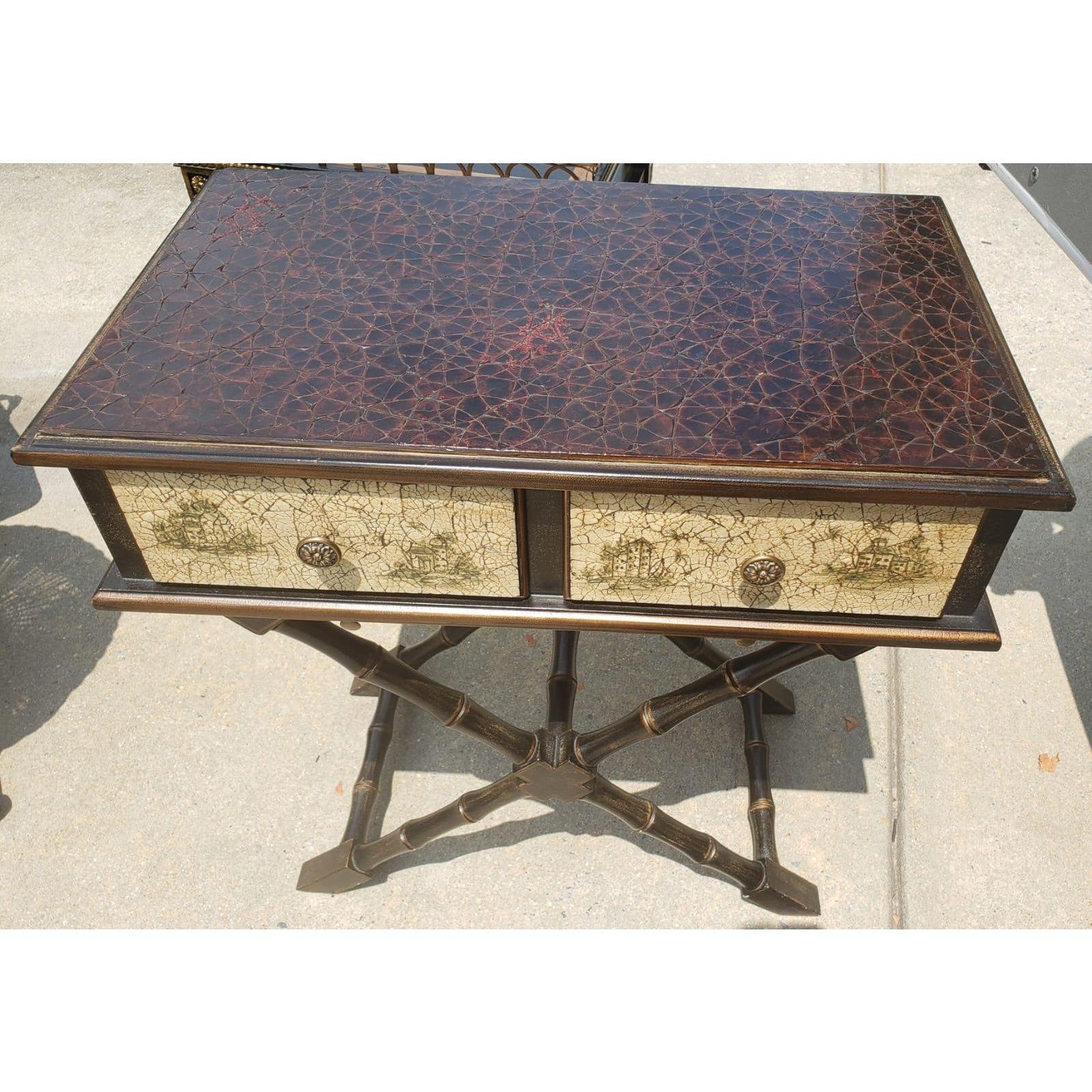 Moderne The Bradburn Home - Table à deux tiroirs avec pieds croisés en faux bambou de style néoclassique en vente