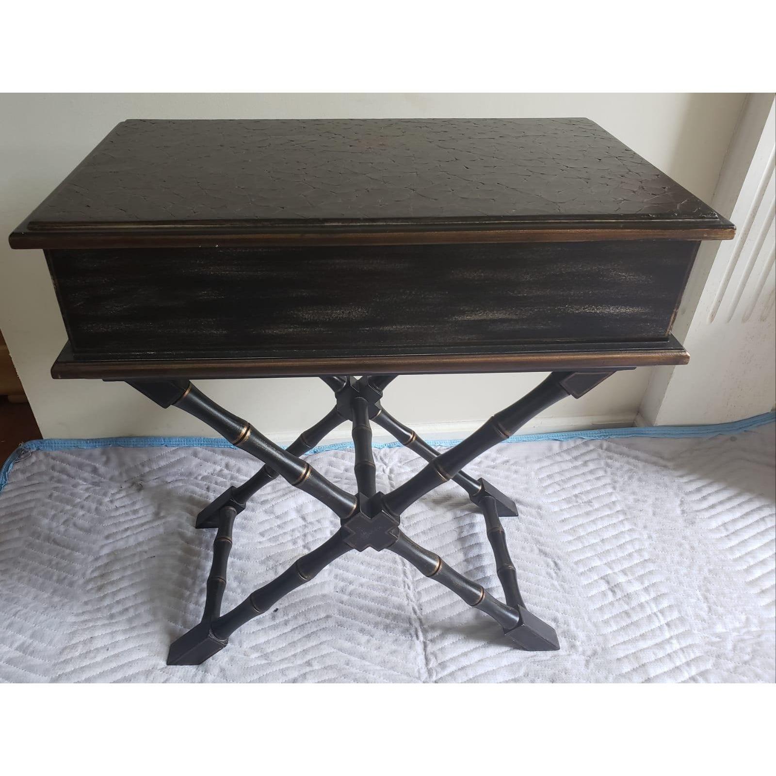 The Bradburn Home - Table à deux tiroirs avec pieds croisés en faux bambou de style néoclassique Bon état - En vente à Germantown, MD