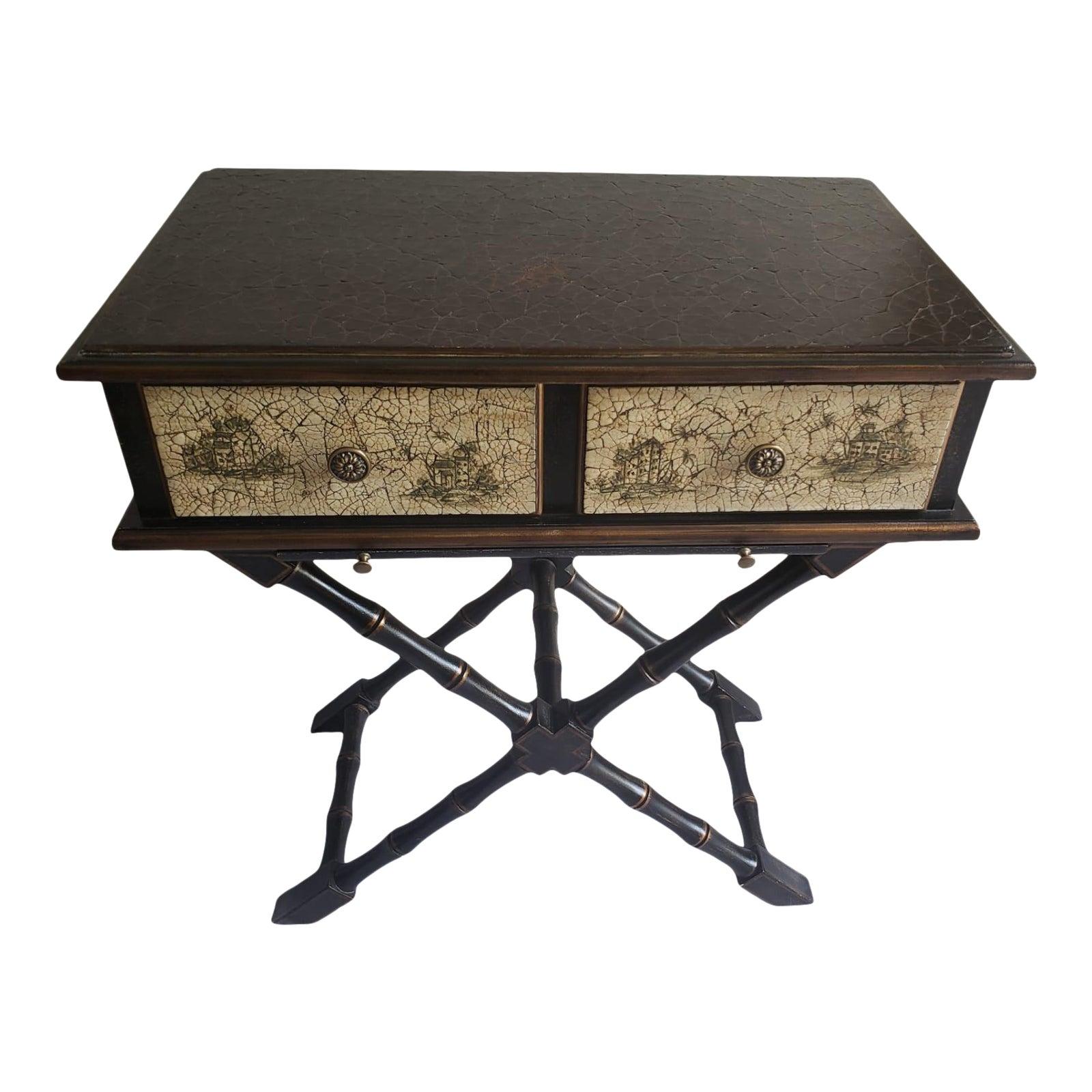 Il tavolo a due cassetti con gambe incrociate in finto bambù di Bradburn Home in stile neoclassico