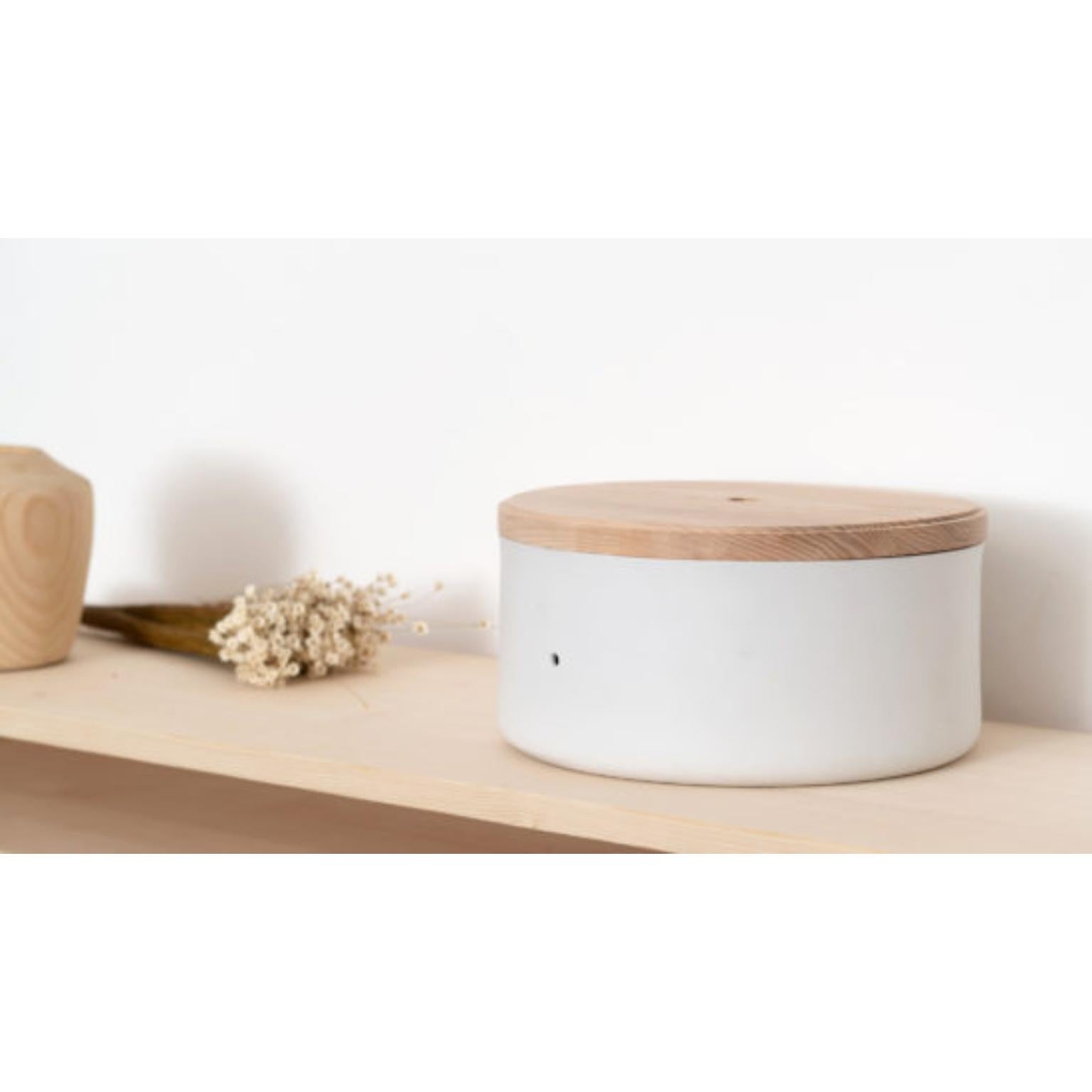 Il bastone del pane in legno di frassino naturale e porcellana bianca di Frau Caze
Dimensioni: Ø 30 x H. 15 cm.
Materiali: Legno di Wood e porcellana.

Disponibile in diverse opzioni di legno. La porcellana è realizzata con materie prime naturali e