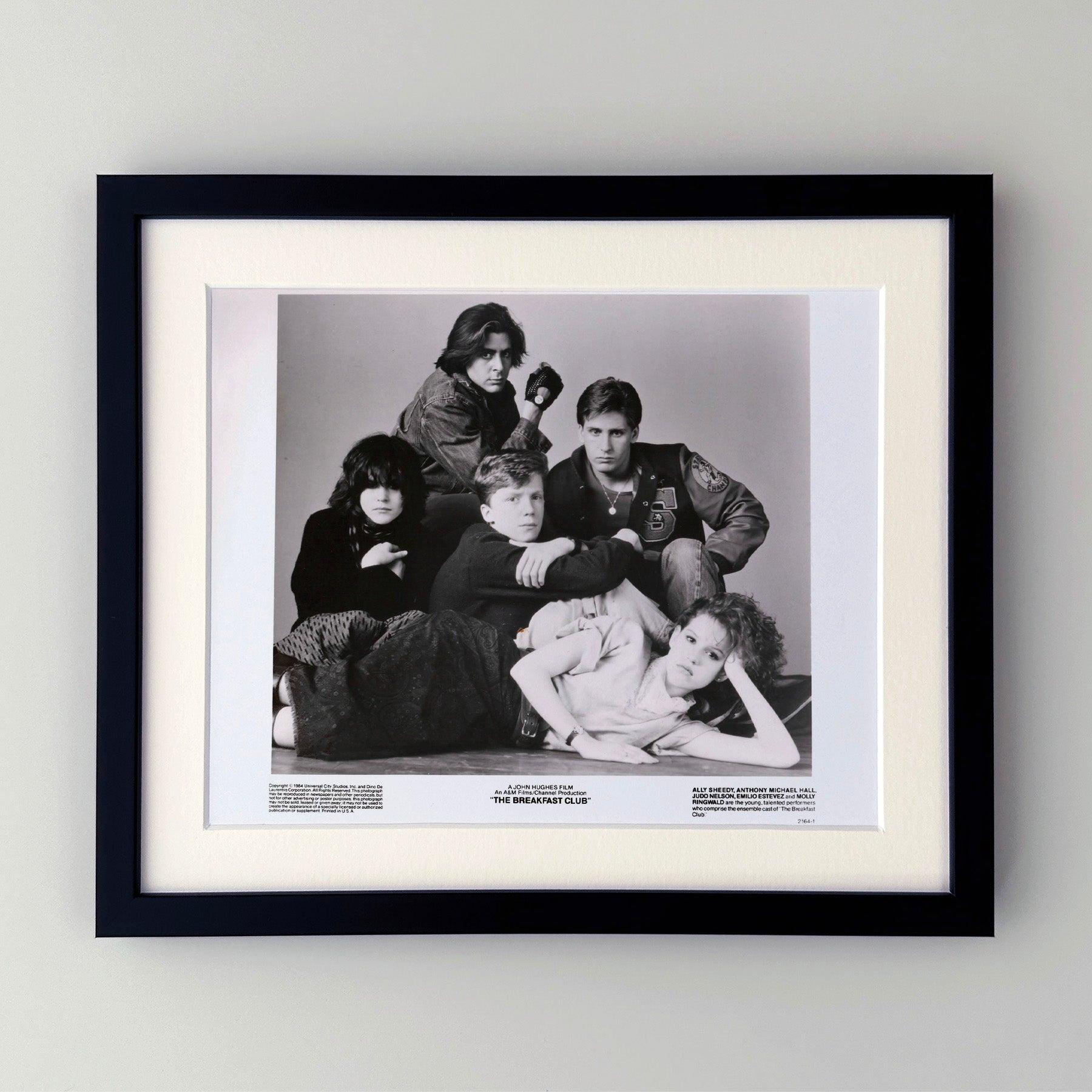 Photo publicitaire originale de 8x10 inches pour The Breakfast Club (1985) avec Emilio Estevez, Judd Nelson et Molly Ringwald et réalisé par John Hughes.

Les photos de publicité (film/production) ont été créées pour aider les studios à promouvoir