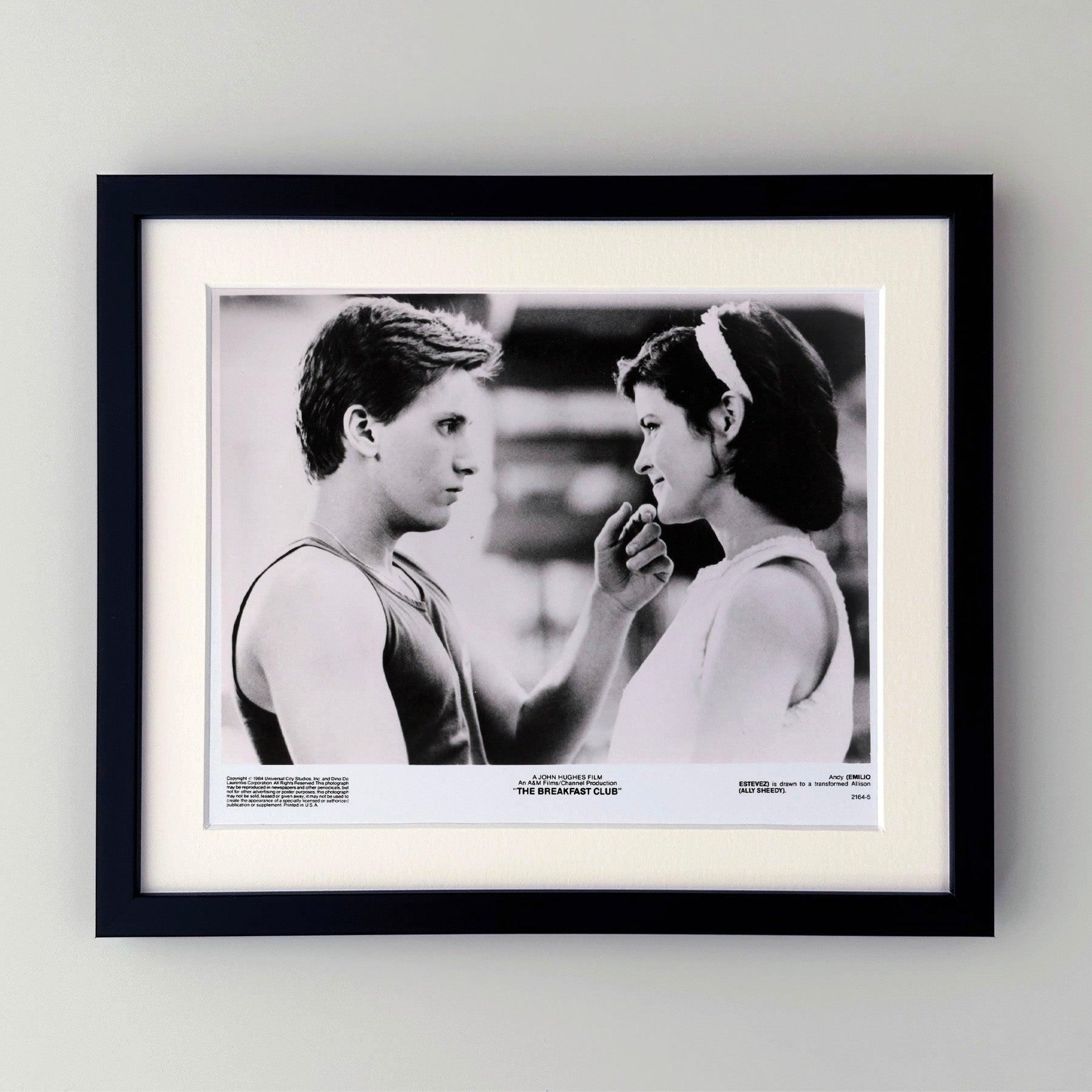 Photo publicitaire originale de 8x10 inches pour The Breakfast Club (1985) avec Emilio Estevez, Judd Nelson et Molly Ringwald et réalisé par John Hughes.

Les photos de publicité (film/production) ont été créées pour aider les studios à promouvoir