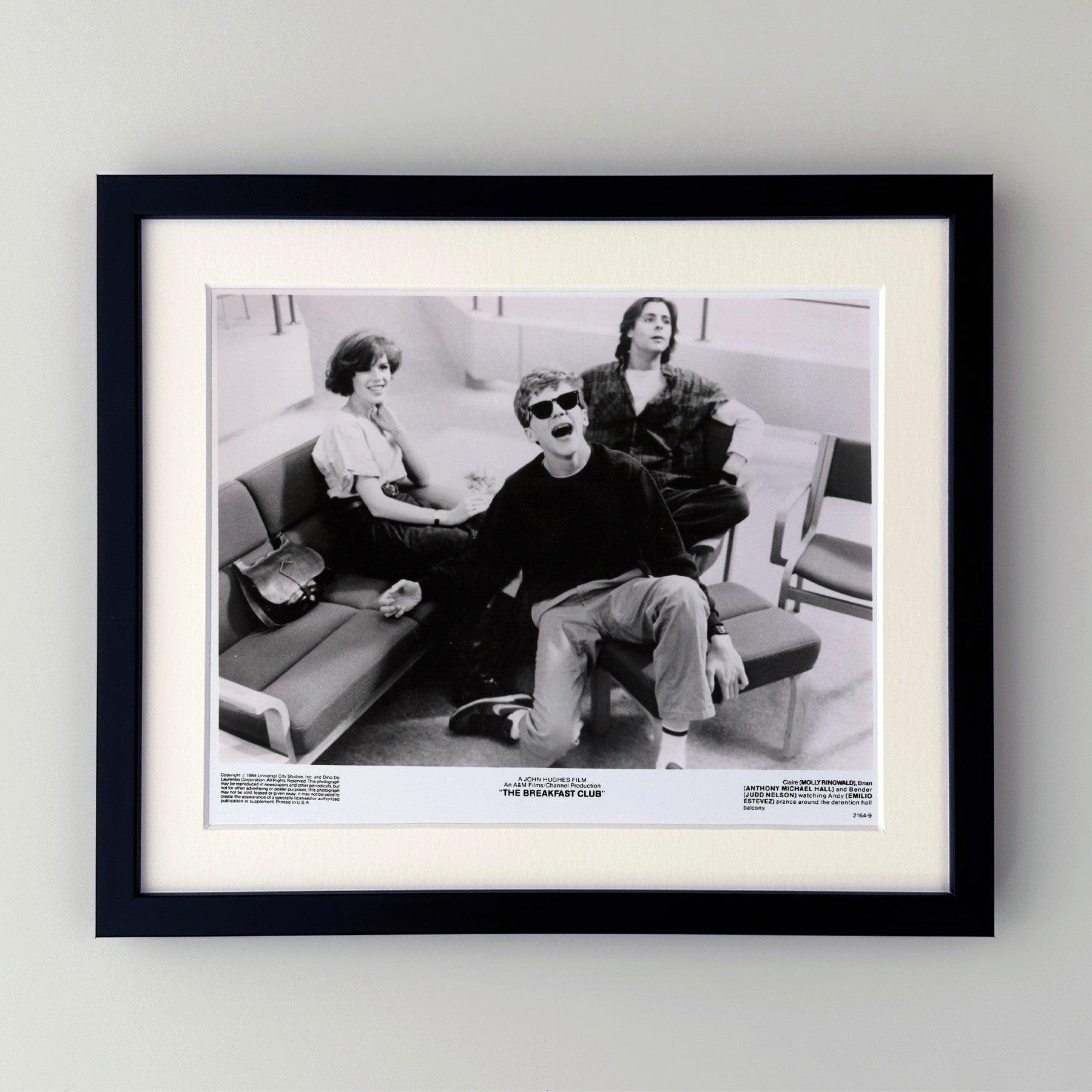 Photo publicitaire originale de 8x10 inches pour The Breakfast Club (1985) avec Emilio Estevez, Judd Nelson et Molly Ringwald et réalisé par John Hughes.

Les photos de publicité (film/production) ont été créées pour aider les studios à promouvoir