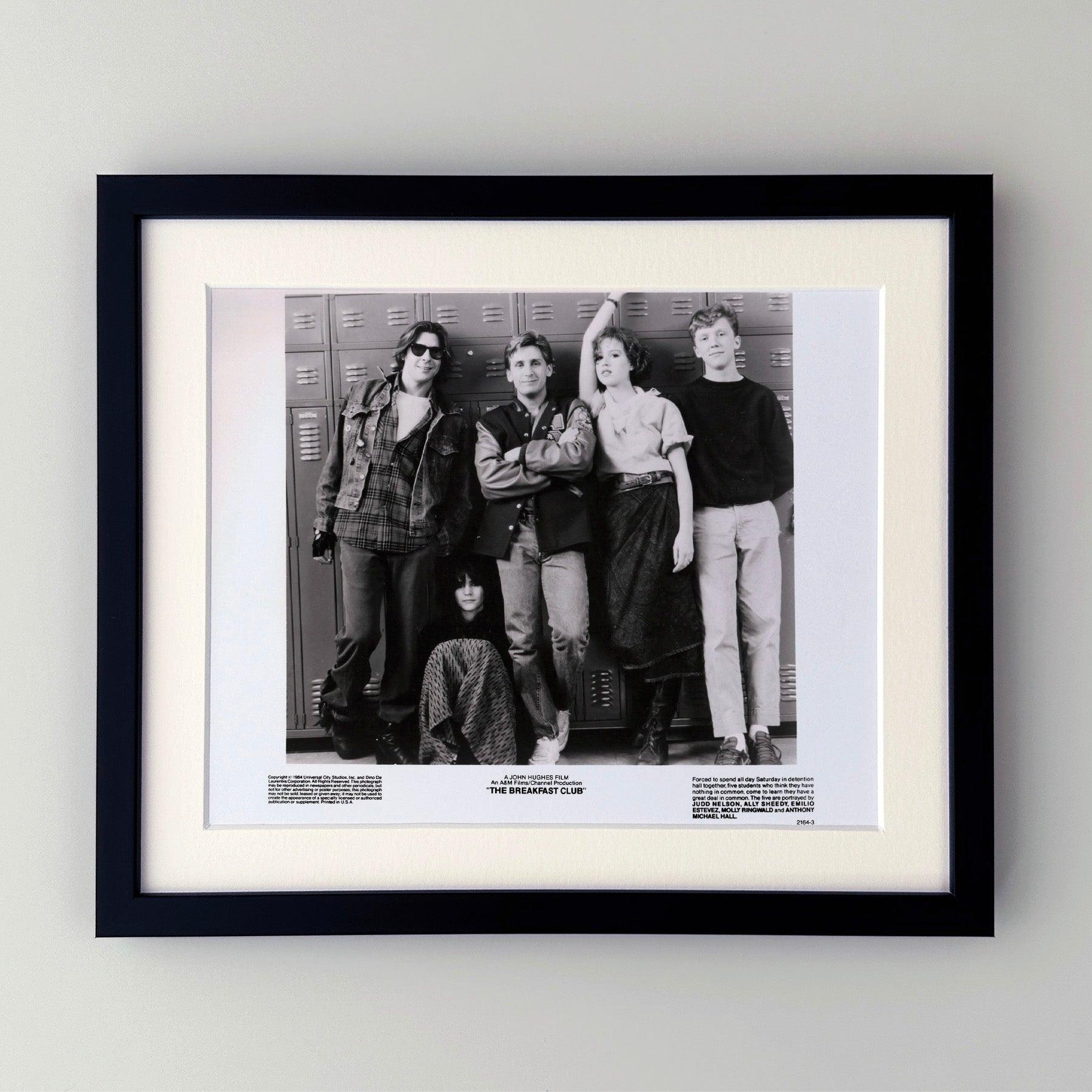 Fotograma original de película publicitaria de 8x10 pulgadas de El club de los cinco (1985) protagonizada por Emilio Estévez, Judd Nelson y Molly Ringwald y dirigida por John Hughes.

Los fotogramas publicitarios (película/producción) se crearon