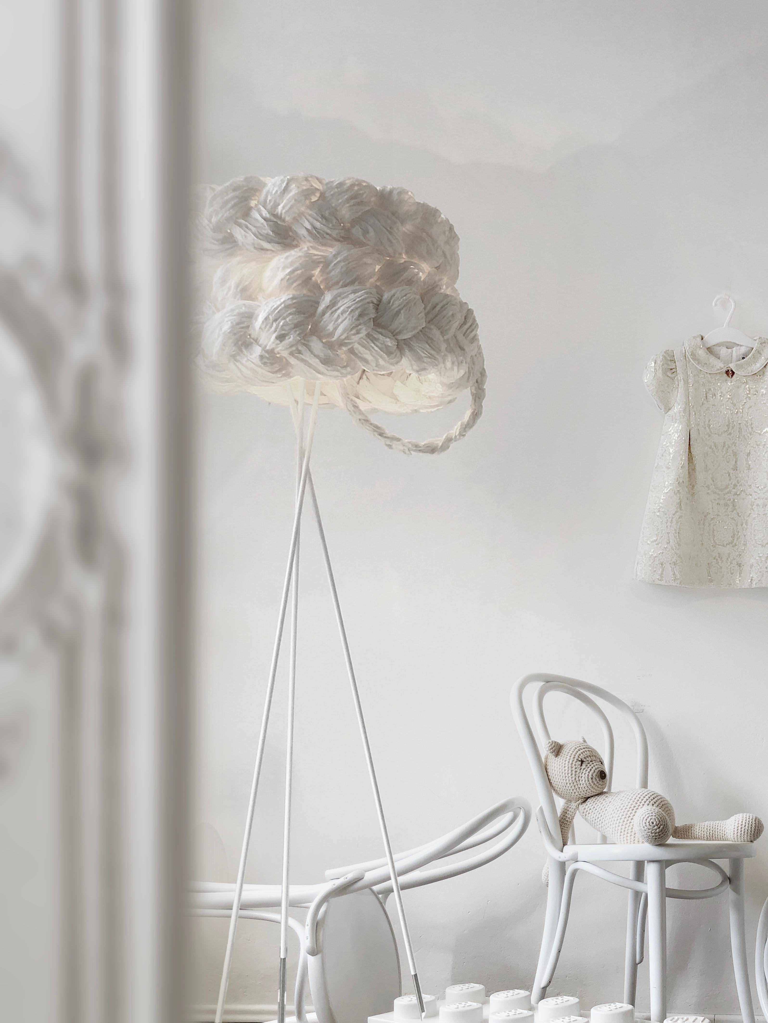 The Bride Medium White Stehleuchte von Mammalampa (Gemalt) im Angebot