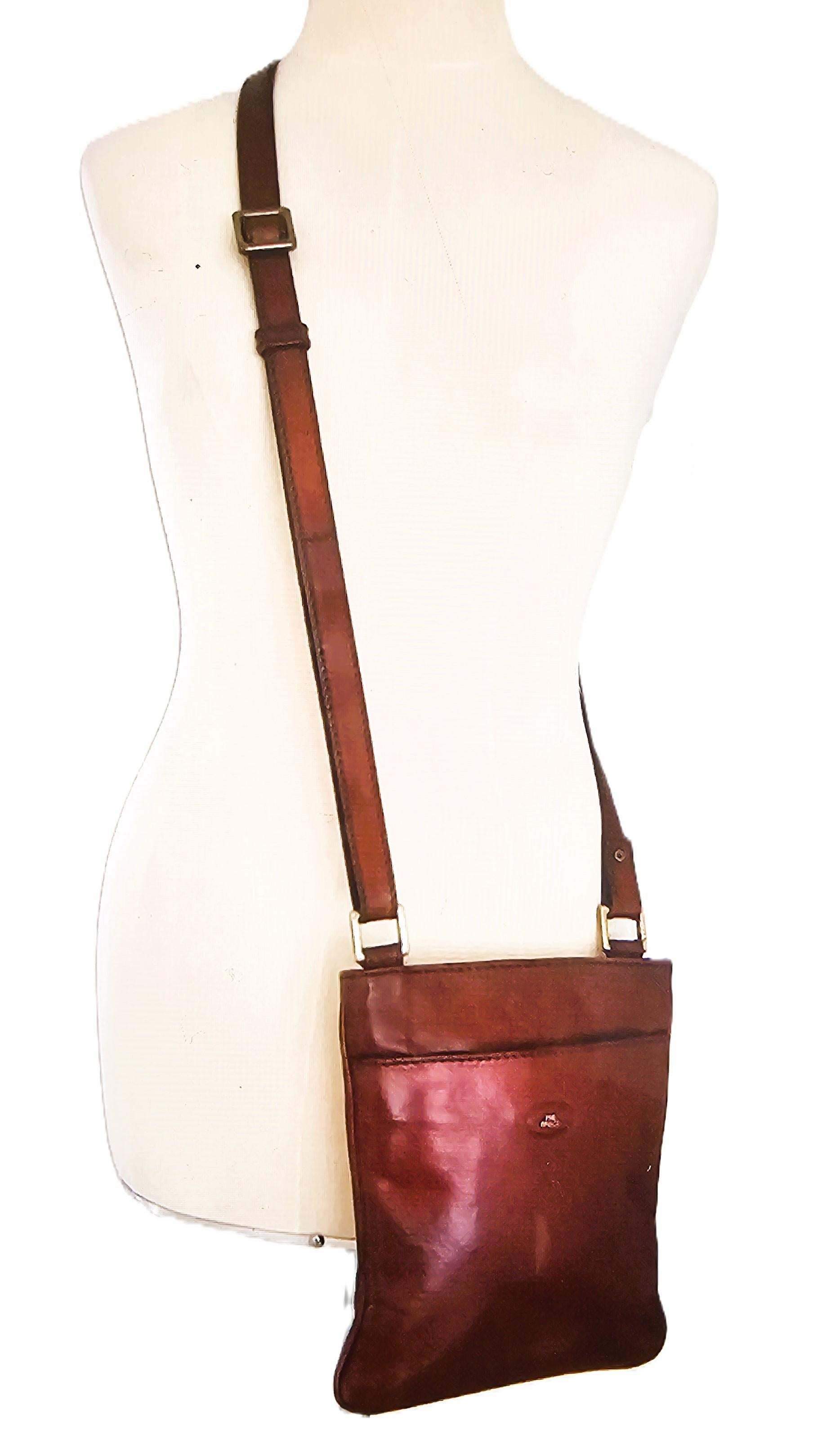 The Bridge hat etwas mühelos Faszinierendes an sich - eine Marke, die die stille Schönheit italienischer Handwerkskunst und die Seele von echtem Leder zelebriert. Diese Vintage-Crossbody-Tasche ist ein perfektes Beispiel für die zeitlose Philosophie