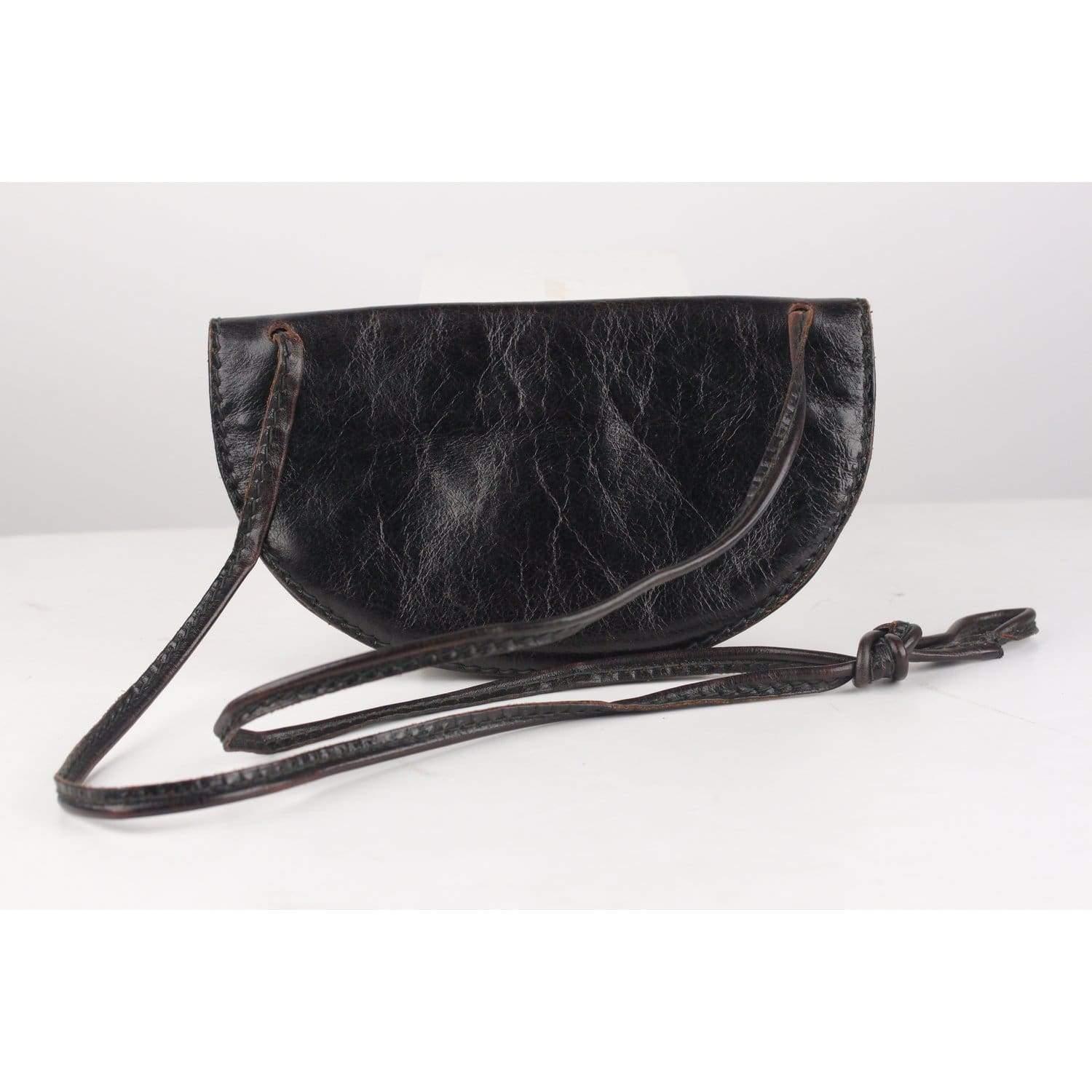 MATERIAL: Leather COLOR: Black MODEL: Messenger Bag GENDER: Women SIZE: Small Condition CONDITION DETAILS: B :GOOD CONDITION - Some light wear of use - some scratches and creases on leather due to normal use Measurements MEASUREMENTS: BAG HEIGHT: