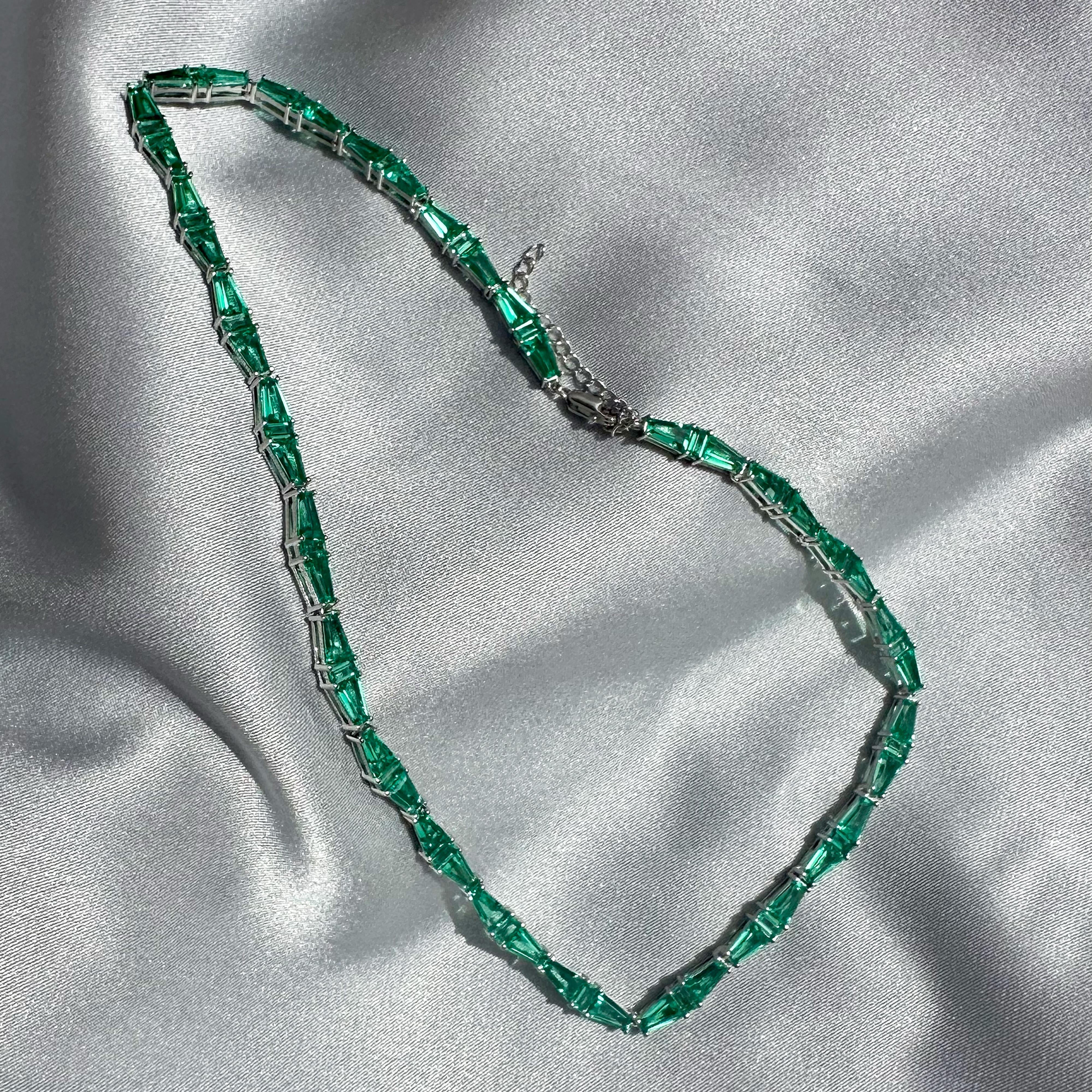 The Bright Emerald Custom Cut Tapered Baguette Choker, 18kt In New Condition For Sale In Stoke-On-Trent, GB