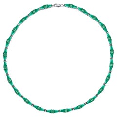 Verjüngendes, spitz zulaufendes Baguette-Choker mit Smaragd im Maßschliff, 18kt