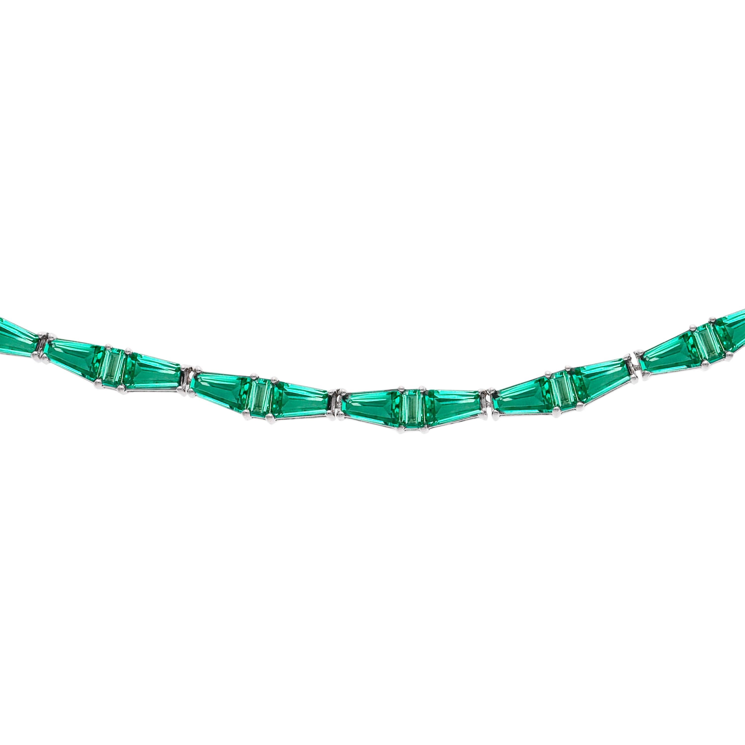 Mit sechsundsechzig einzeln von Hand geschliffenen Smaragden ist dieses Halsband ein Traum von Daisy Buchanan. Dieses Kropfband mit einer Auswahl an Baguette-Smaragden ist ein Muster aus länglichen und spitz zulaufenden Baguetten, die elegant am