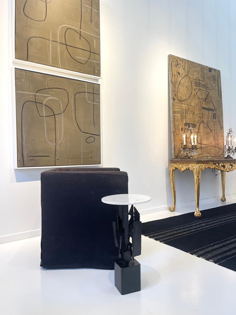 Der Brut-Tisch von Morgan Clayhall

Der in Toronto handgefertigte The Brut von Morgan Clayhall fängt den rohen, ausdrucksstarken Charakter des brutalistischen Designs ein und bewahrt gleichzeitig eine raffinierte skulpturale Balance. Der Sockel, der