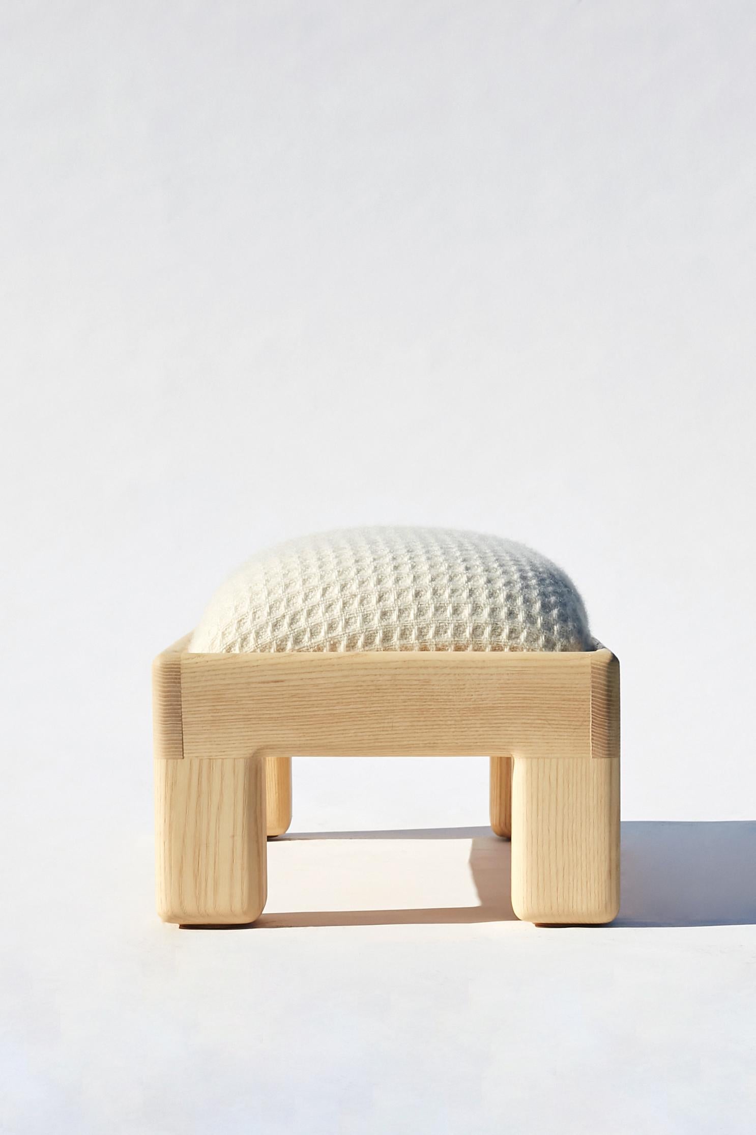 Buddy - der perfekte Ort zum Ausruhen der Füße. Lebenspartner von Chairub. Handgefertigt aus Esche und gepolstert mit einem Wollwabenstoff. Das Kissen besteht aus Naturlatex, Baumwolle und Wolle. Das Design ist einfach perfekt und hat die schönsten