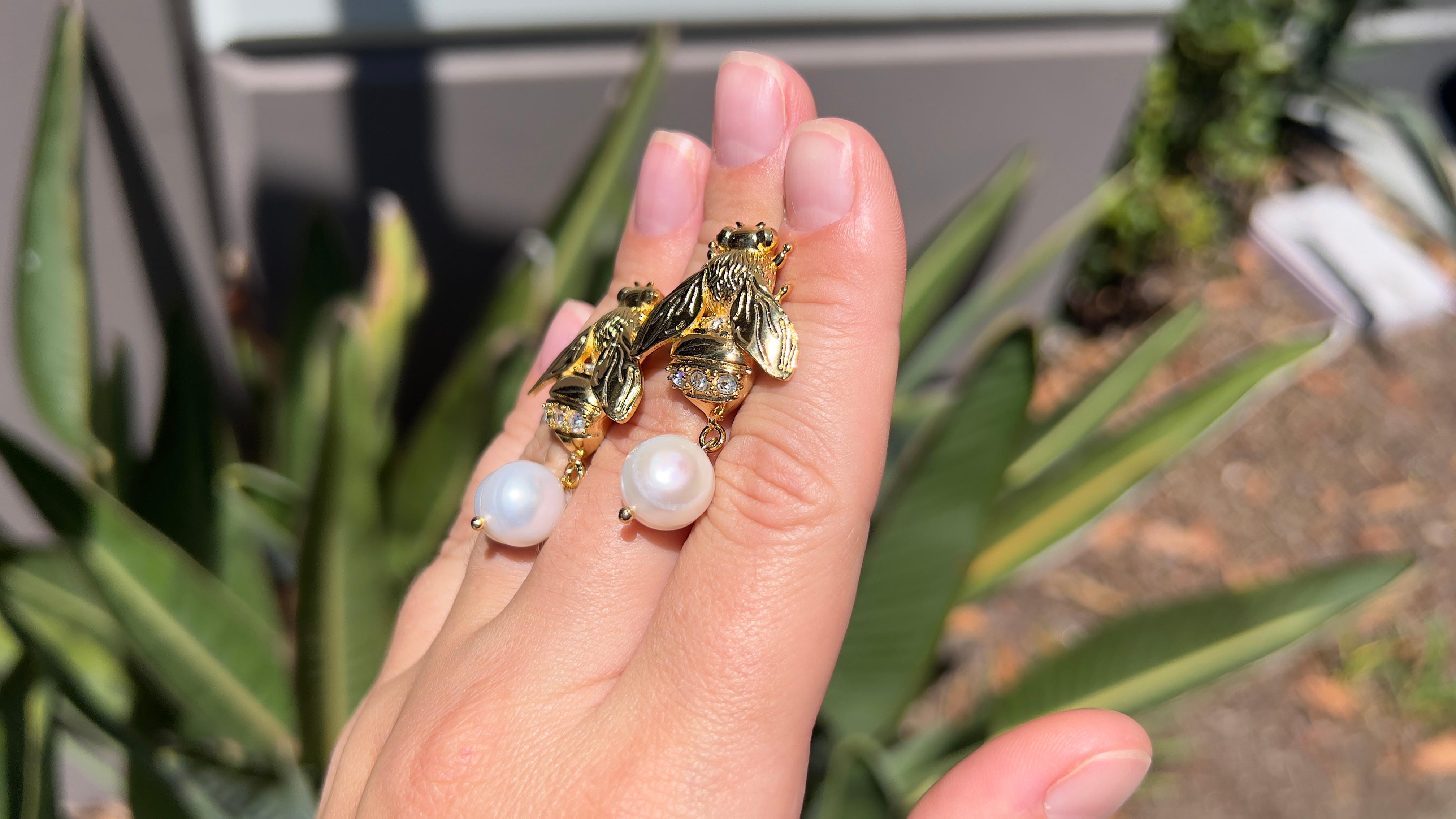 Bumblebee-Ohrringe mit natürlichen Perlen 18K vergoldet im Zustand „Neu“ im Angebot in Carlsbad, CA