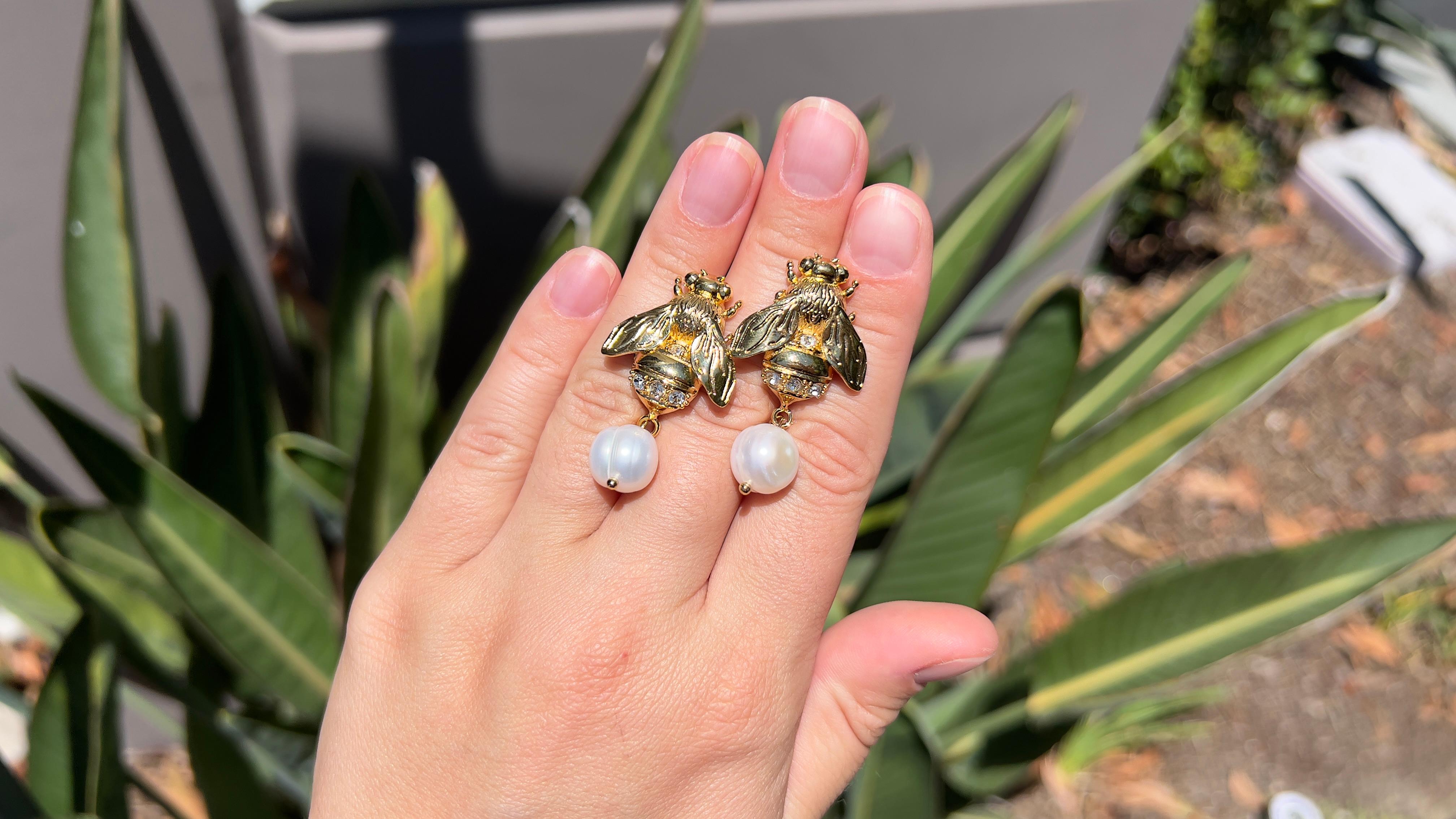 Boucles d'oreilles en or 18 carats plaqué or avec perles naturelles « The Bumblebee » Unisexe en vente