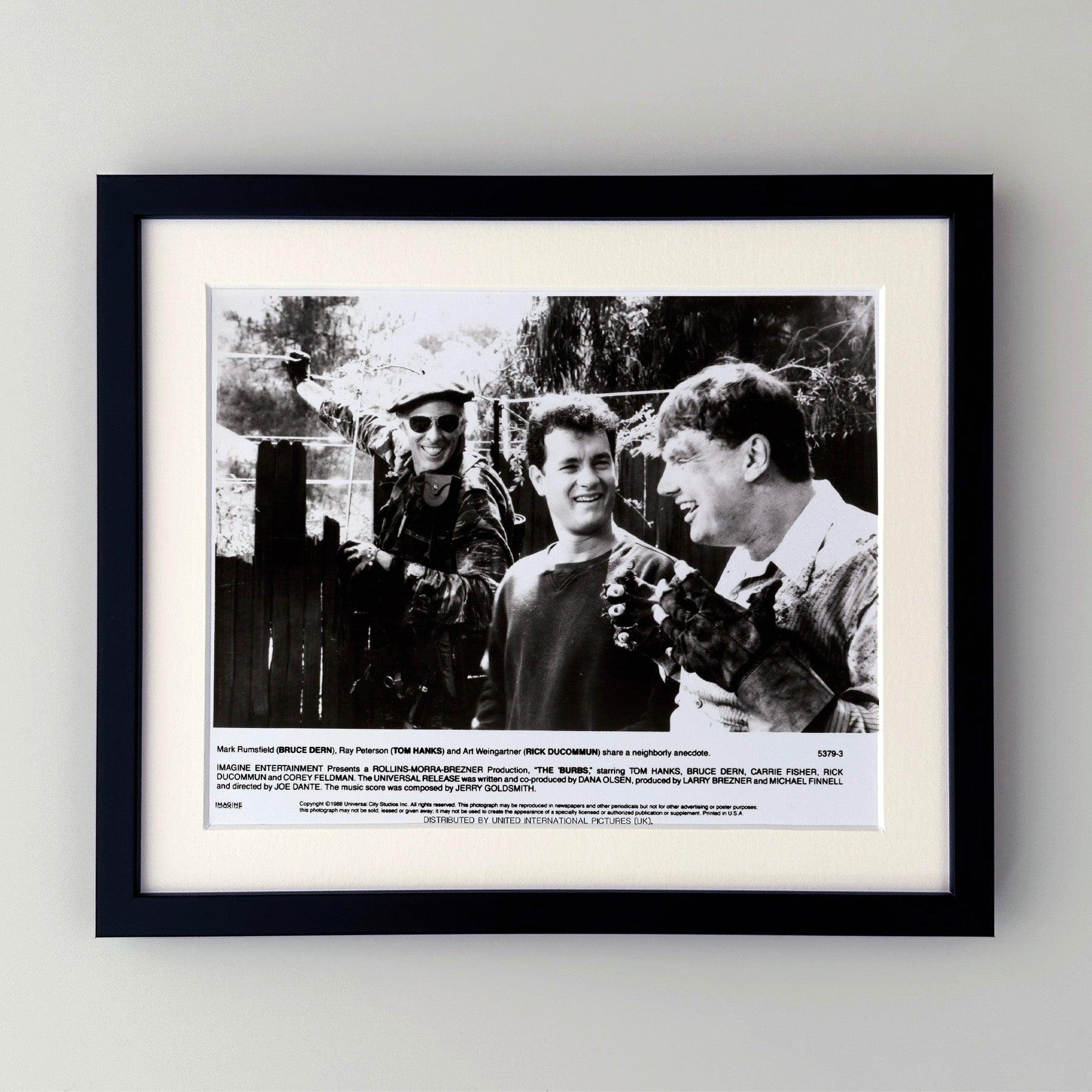 Fotograma original de película publicitaria de 8x10 pulgadas para The Burbs (1989) protagonizada por Tom Hanks, Bruce Dern y Carrie Fisher y dirigida por Jow Dante.

Los fotogramas publicitarios (película/producción) se crearon para ayudar a los