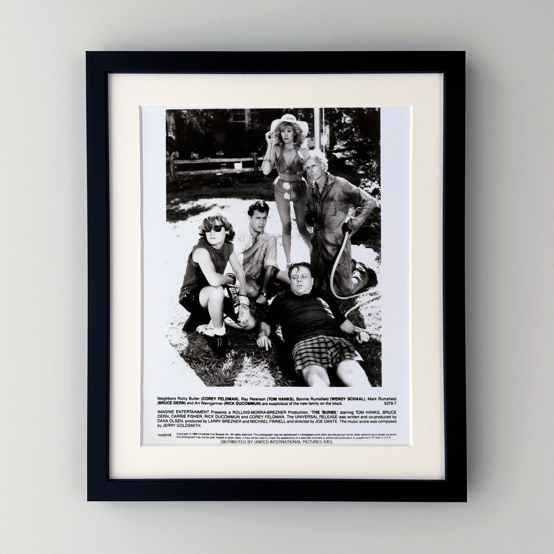 Fotograma original de película publicitaria de 8x10 pulgadas para The Burbs (1989) protagonizada por Tom Hanks, Bruce Dern y Carrie Fisher y dirigida por Jow Dante.

Los fotogramas publicitarios (película/producción) se crearon para ayudar a los