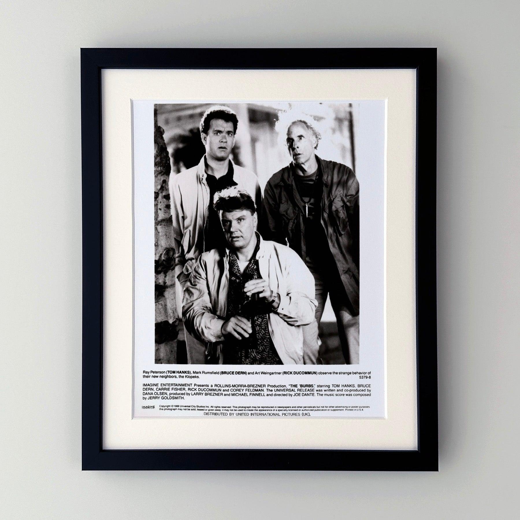 Photo publicitaire originale de 8x10 inches pour The Burbs (1989) avec Tom Hanks, Bruce Dern et Carrie Fisher et réalisé par Jow Dante.

Les photos de publicité (film/production) ont été créées pour aider les studios à promouvoir leurs nouveaux