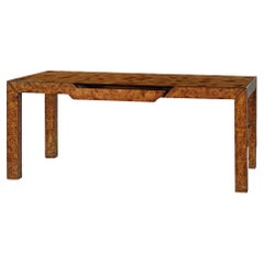 The Burl Wood Parson Desk (Bureau de travail en bois de ronce)