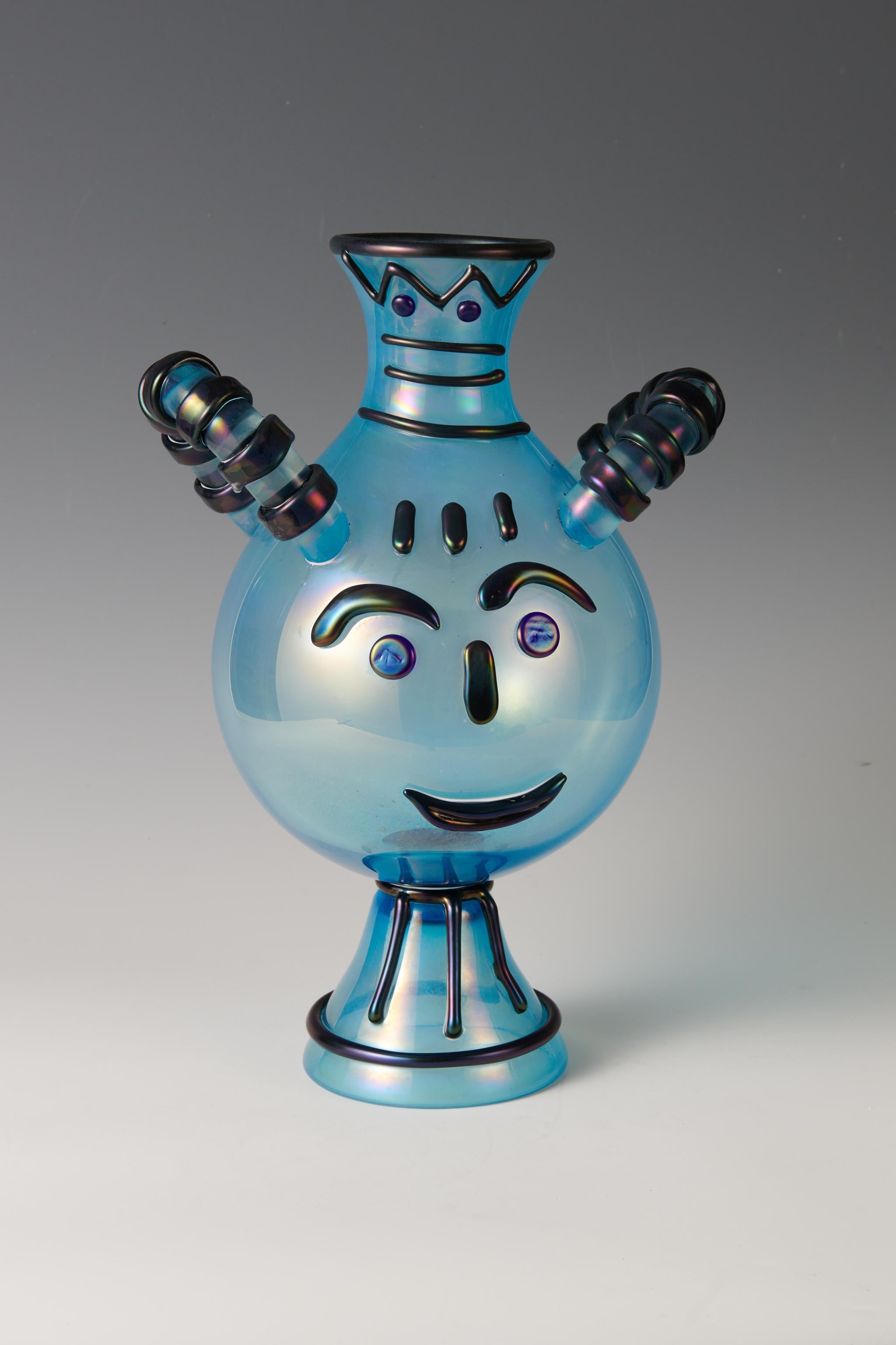 
Die Vase Burlesco, die 1960 von Egidio Costantini für Fucina degli Angeli aus Murano-Glas hergestellt wurde, ist eine signierte Hommage an olmekische Themen. Dieses Design geht auf die Collaboration zwischen Costantini und Pablo Picasso zurück,