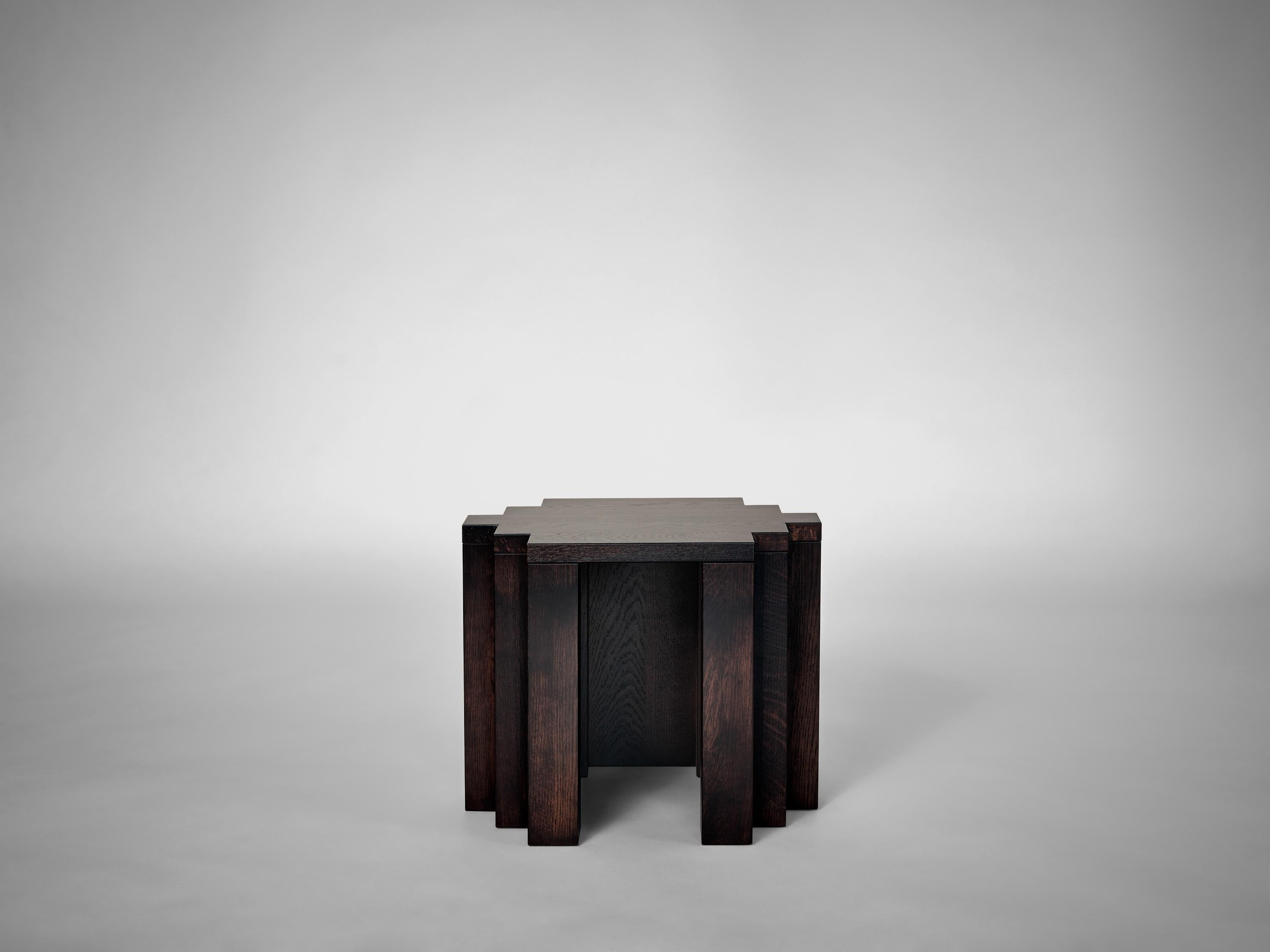 Le tabouret Cadence s'inspire de la simplicité et de la puissance de la maçonnerie rythmique en escalier visible dans l'architecture de la zone du 