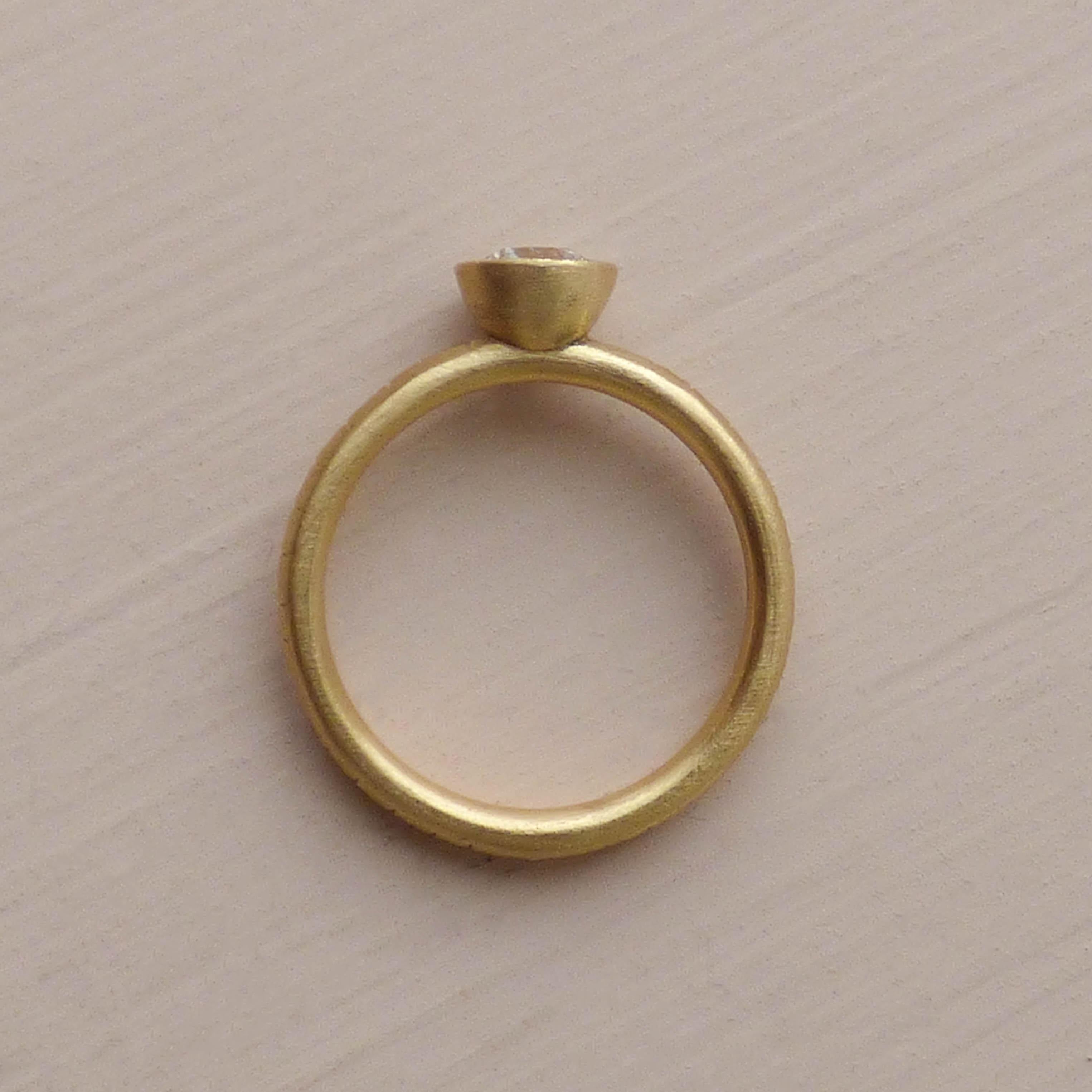 Im Angebot: Ethischer Verlobungsring von Callie Grey aus 18 Karat Fairmined-Gold mit 0,5 Karat grauem Diamanten () 2