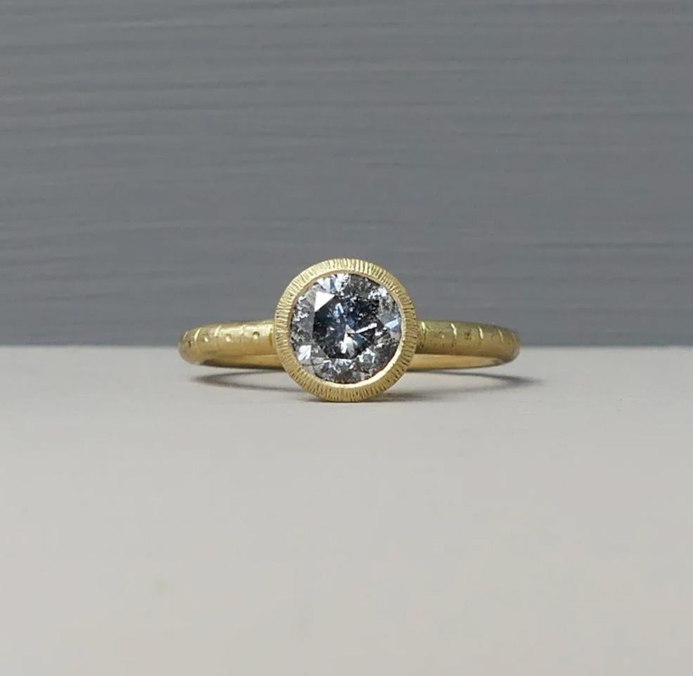 Im Angebot: Ethischer Verlobungsring von Callie Grey aus 18 Karat Fairmined-Gold mit 0,5 Karat grauem Diamanten () 4