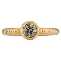 Ethischer Verlobungsring von Callie Grey aus 18 Karat Fairmined-Gold mit 0,5 Karat grauem Diamanten
